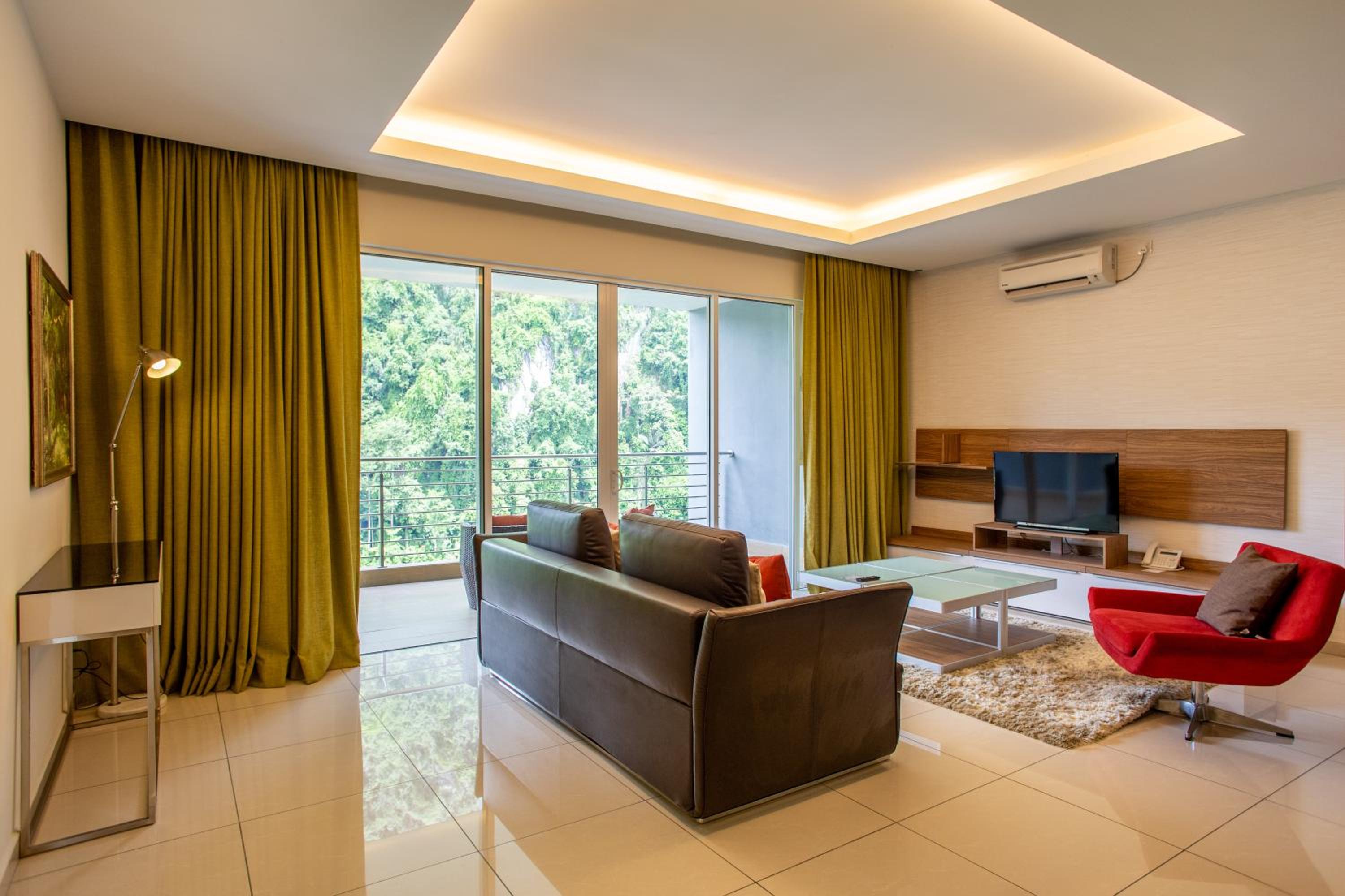 3 Bedroom Grand Deluxe Suite Lakeview photo 2