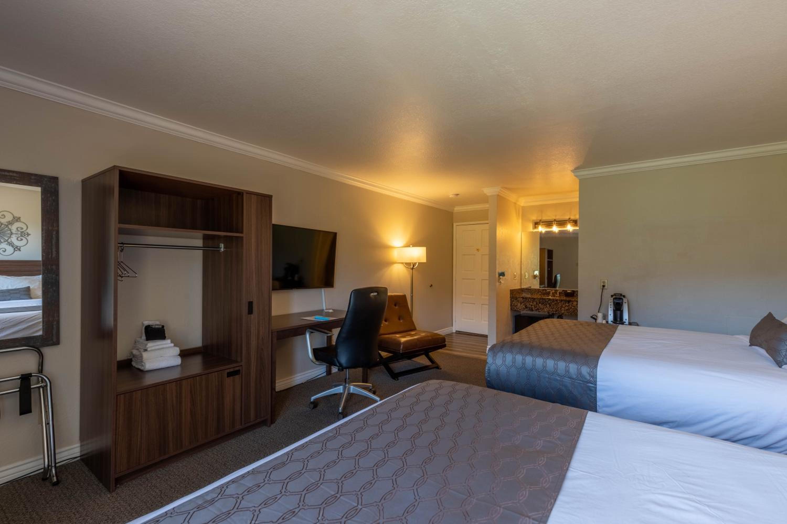 Queen Room with Balcony - Photo 2