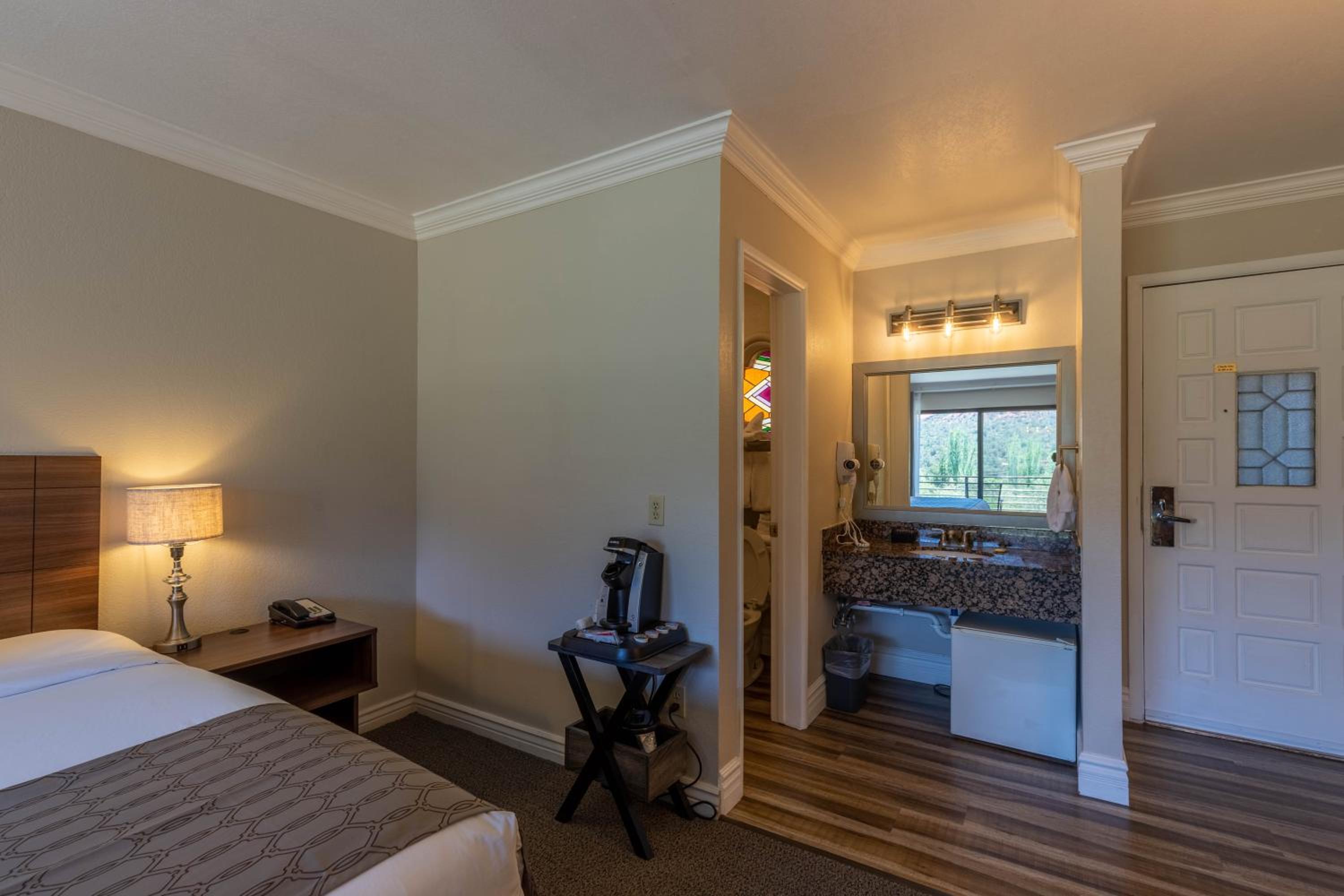 King Room with Balcony - Photo 6