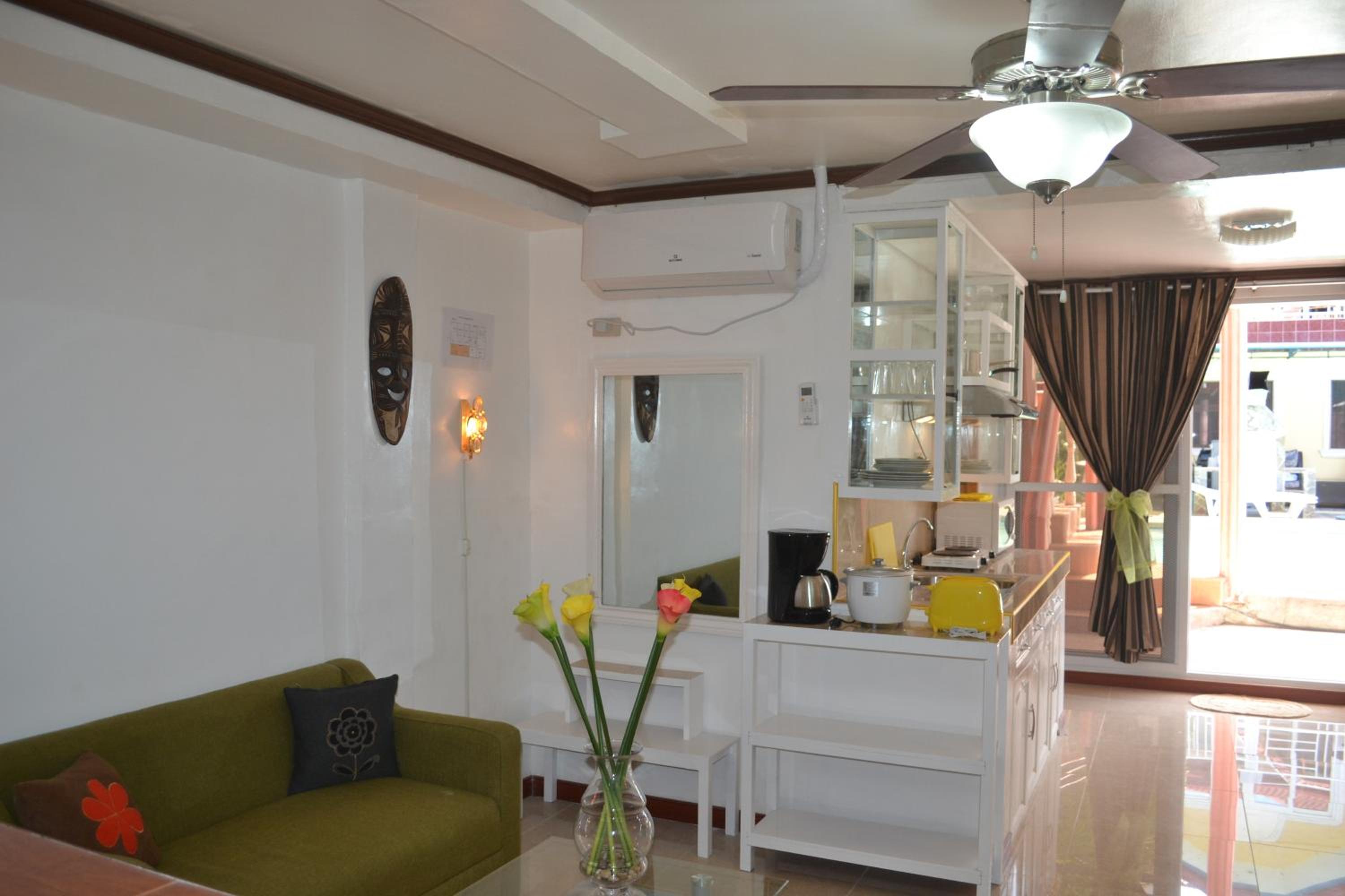 Queen Suite with Pool View