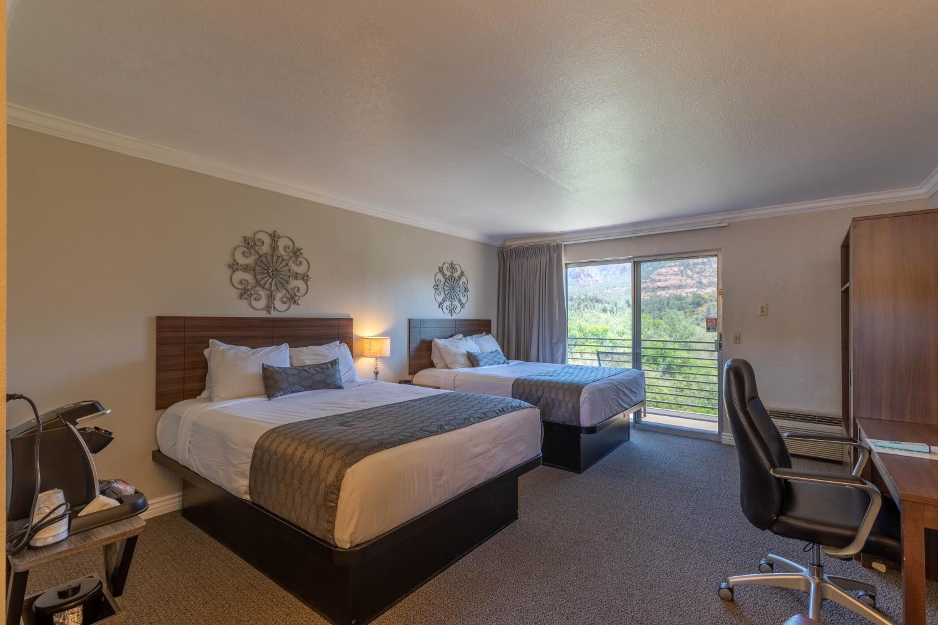 Queen Room with Balcony - Photo 1