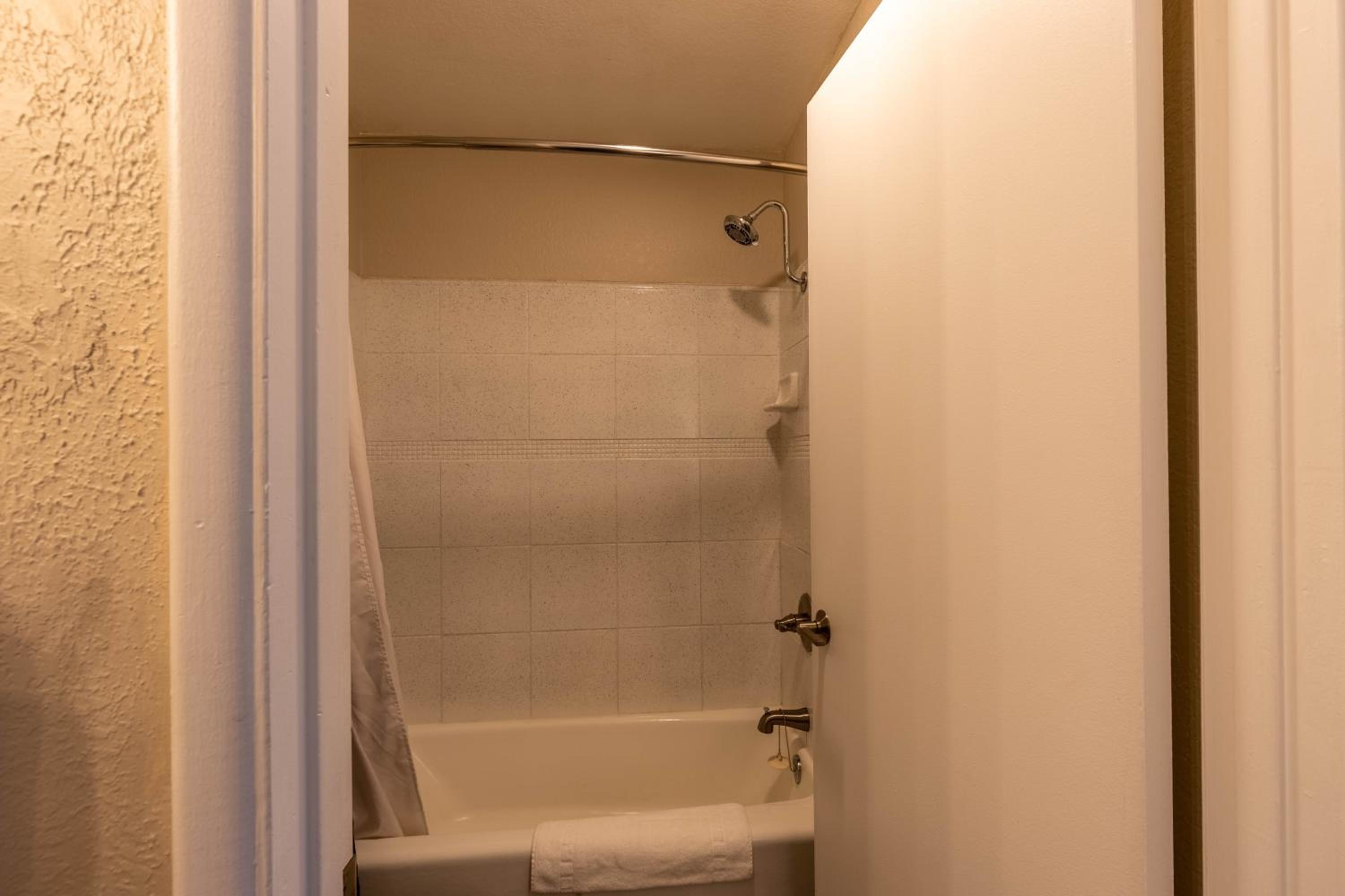Standard Queen Room - Photo 3