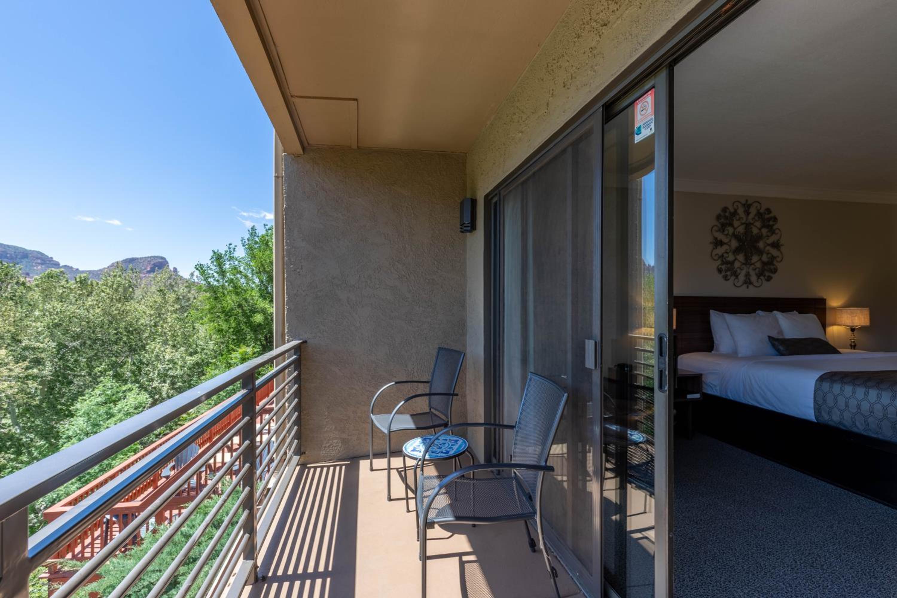 King Room with Balcony - Photo 5