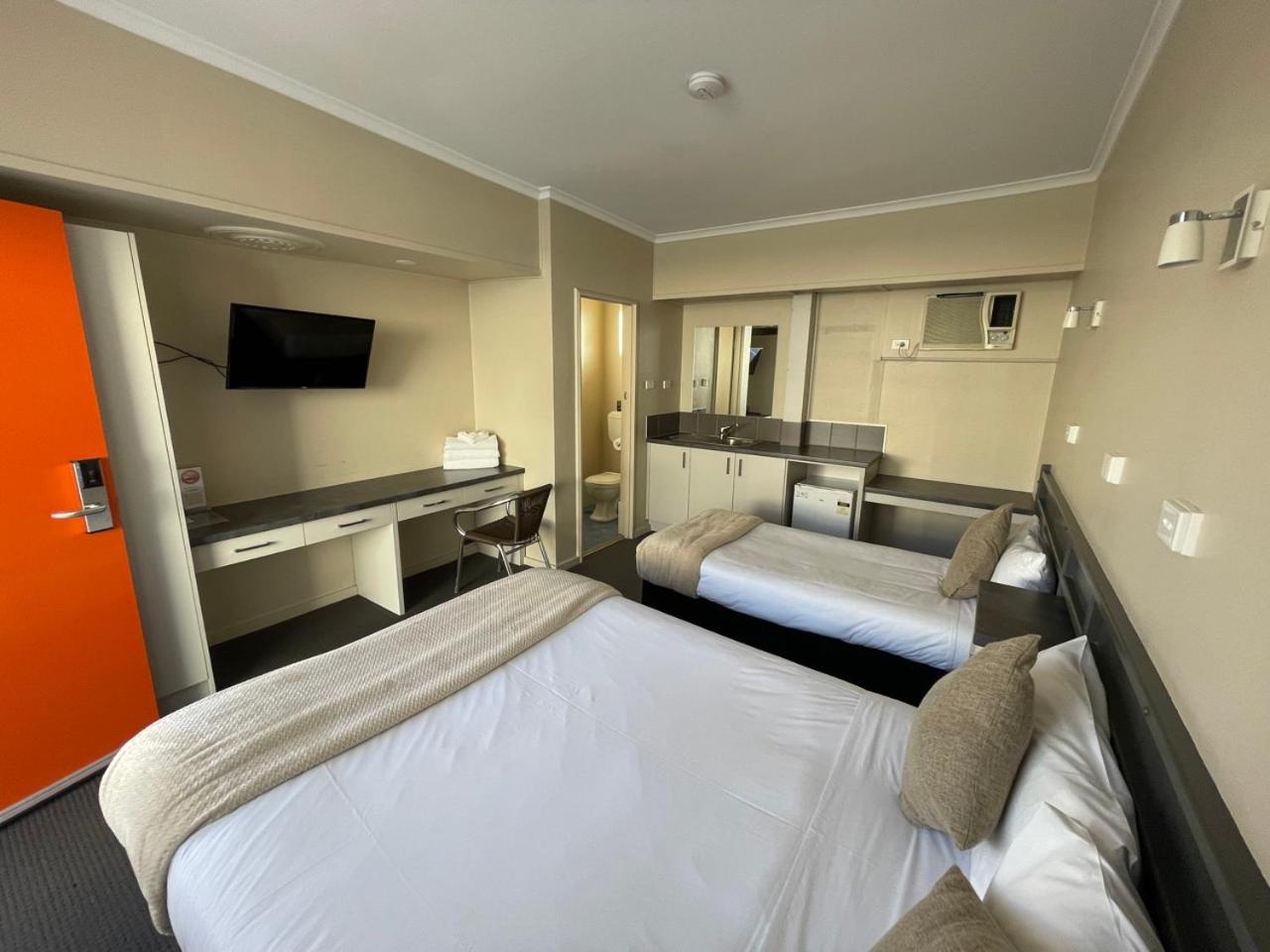 Twin Room - Photo 3