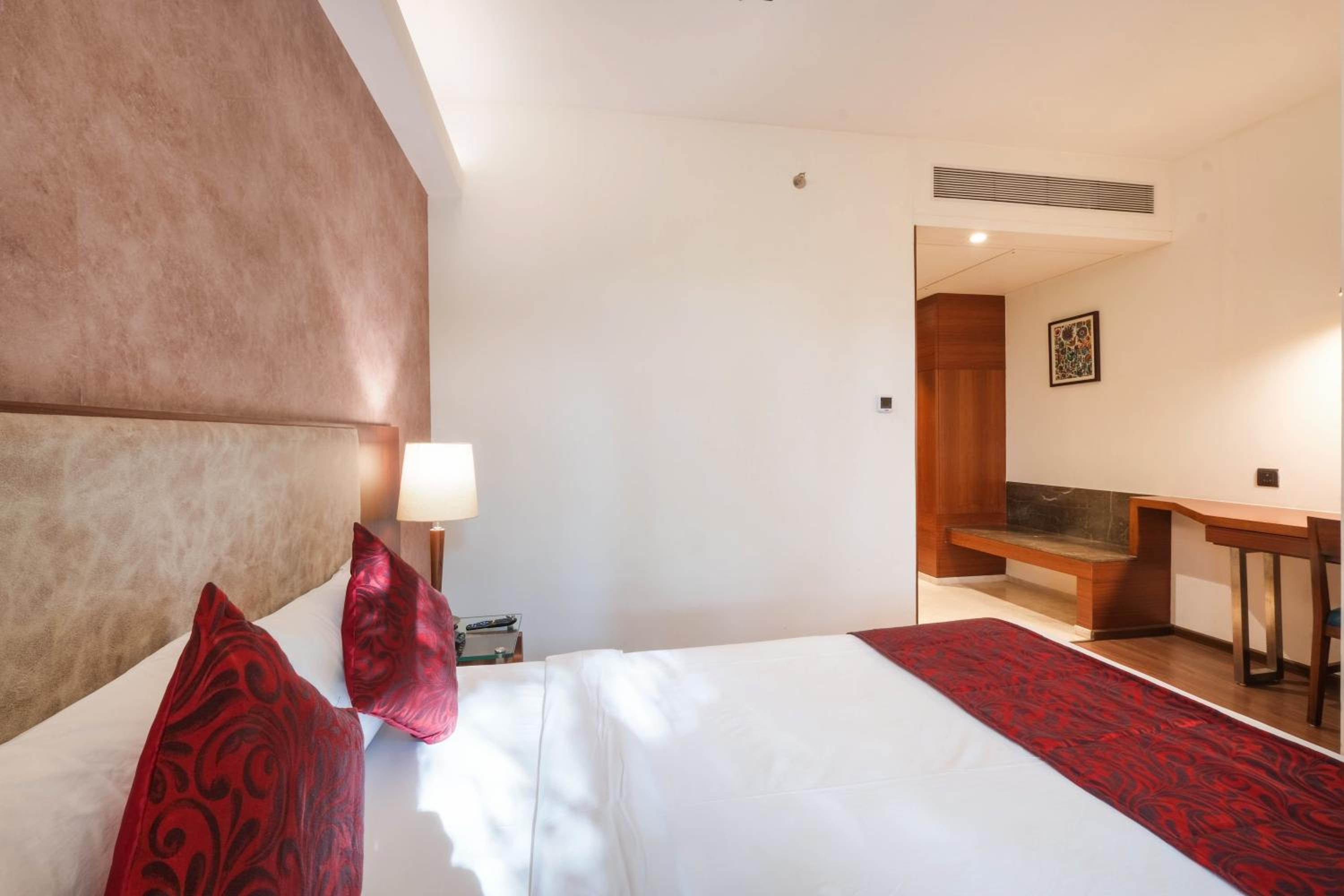Standard Double or Twin Room - Photo 5