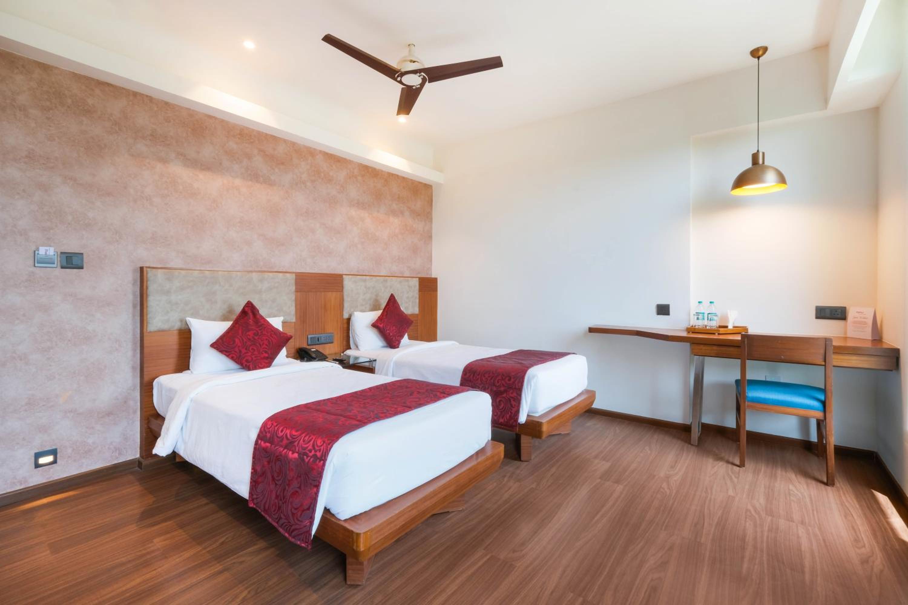 Standard Double or Twin Room - Photo 8