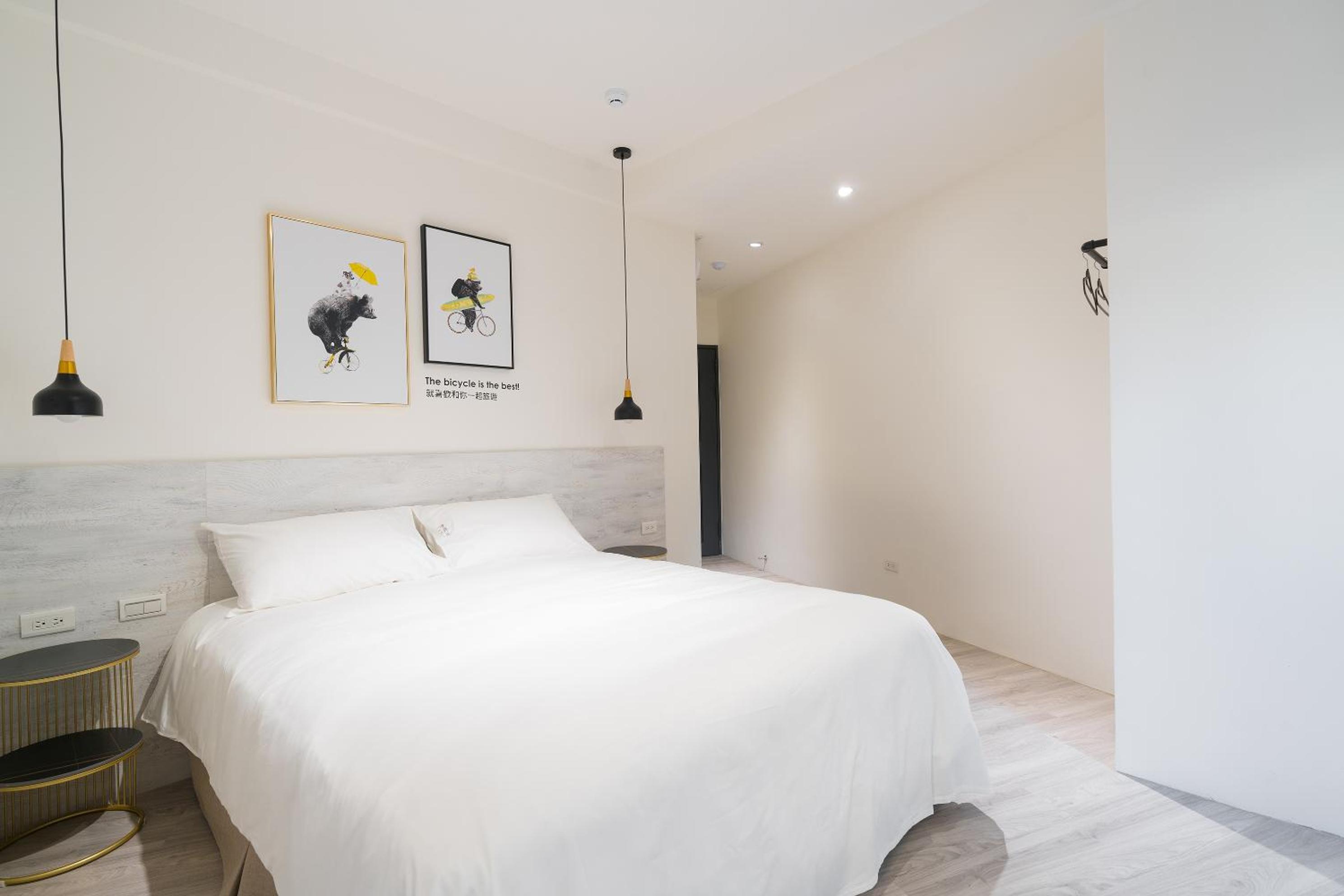 Classic Double Room with Balcony - Photo 4