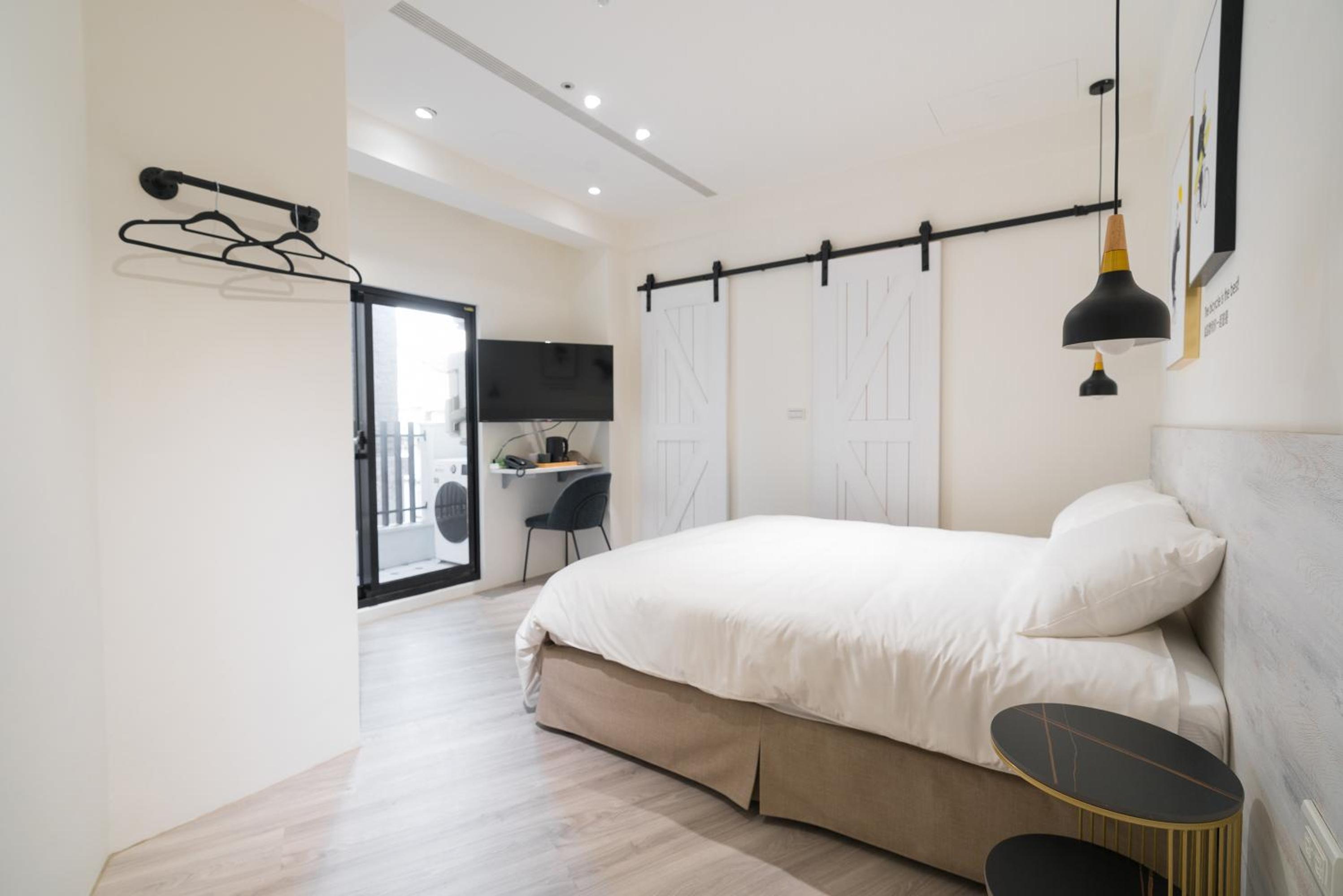 Classic Double Room with Balcony - Photo 2