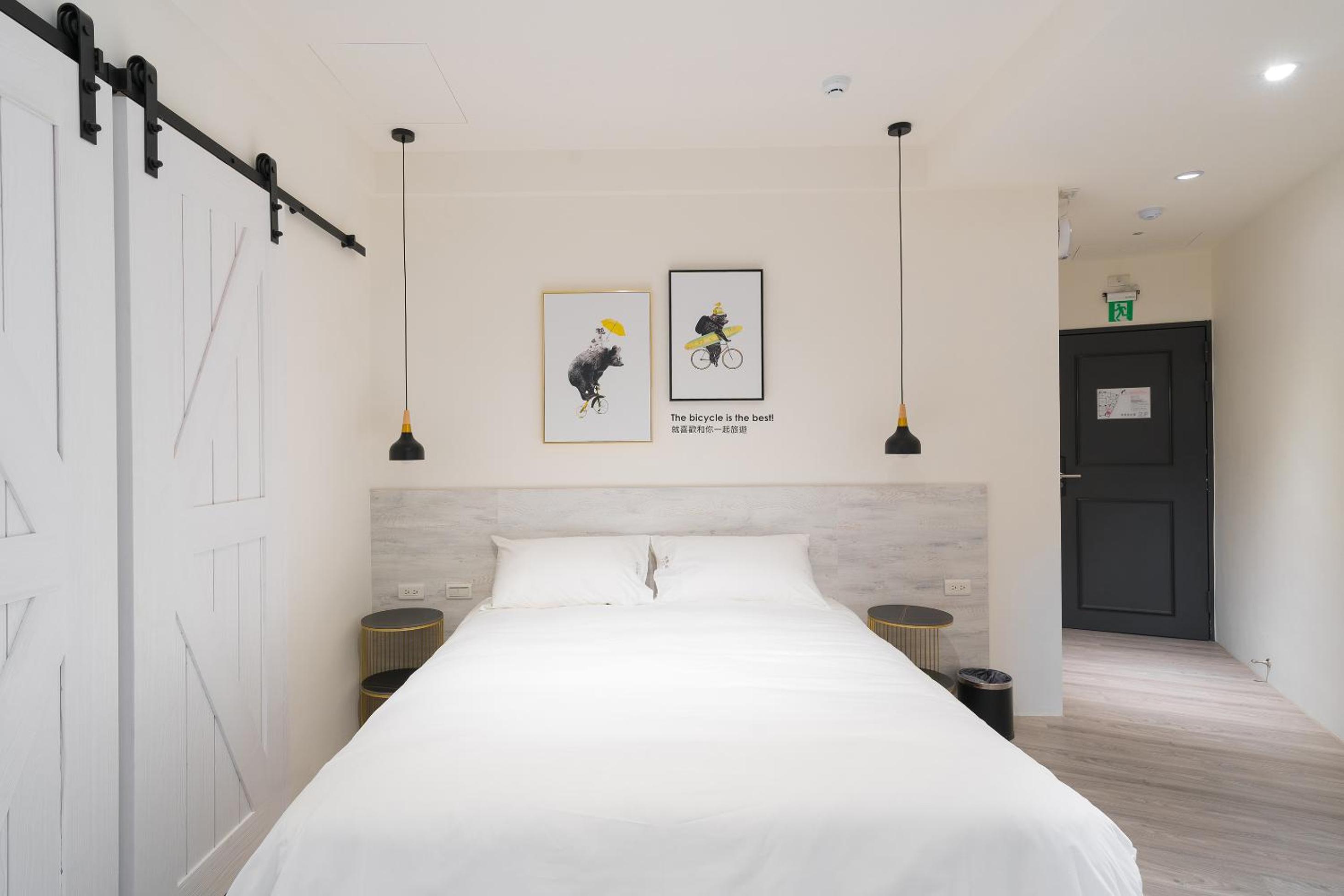 Classic Double Room with Balcony - Photo 3