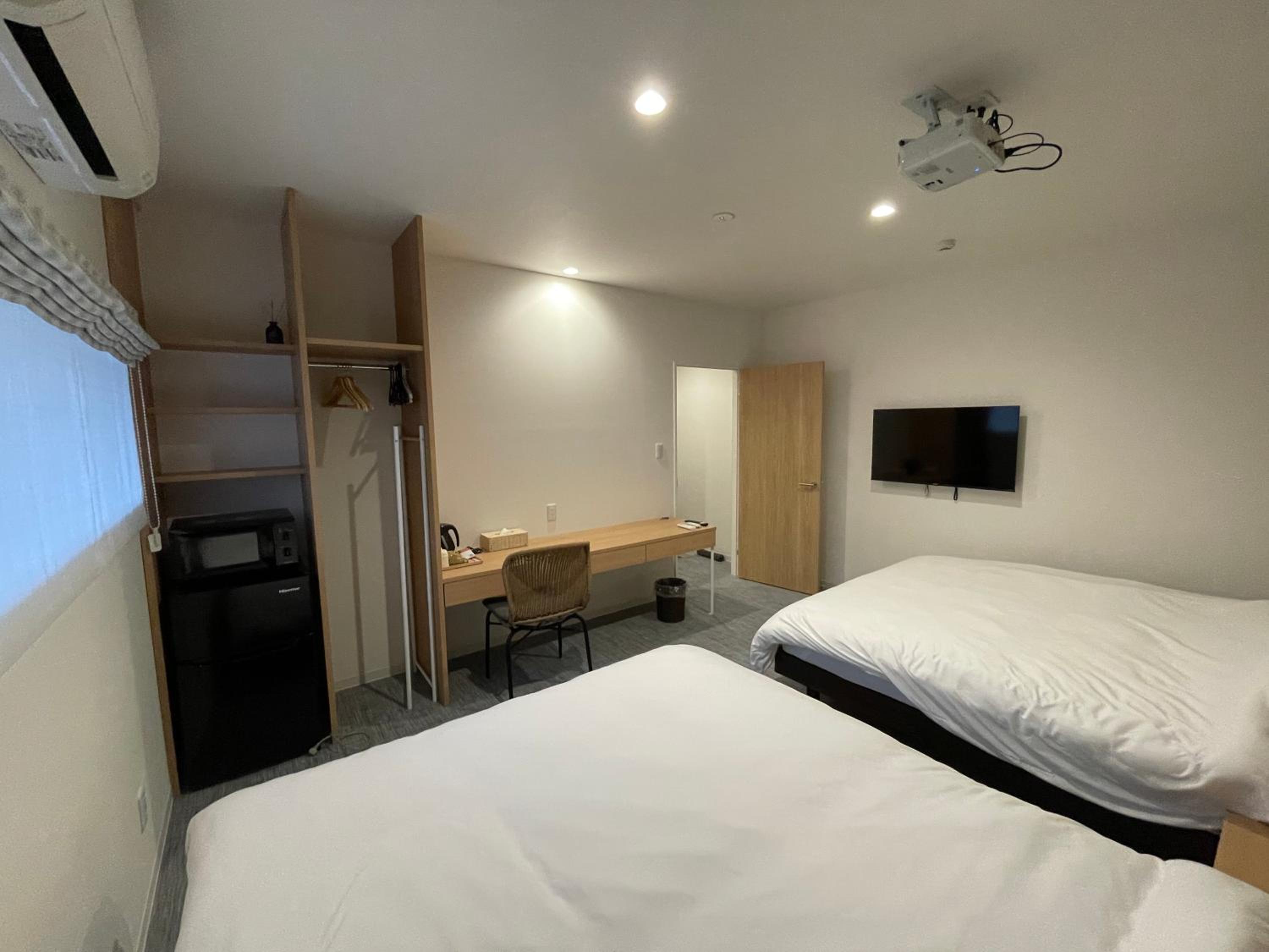 Queen Room with Two Queen Beds photo 3