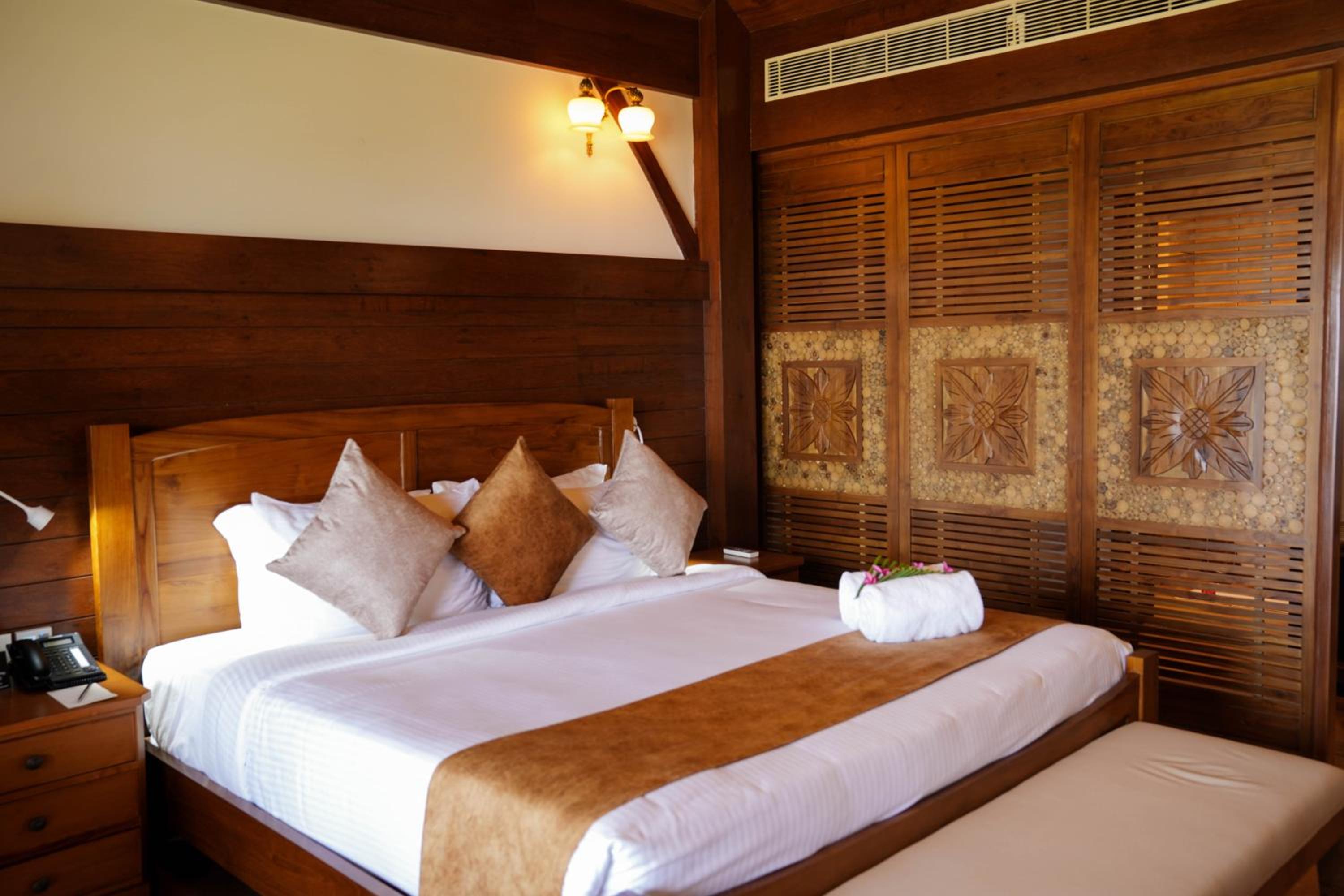 Double Room with Lake View - Photo 11