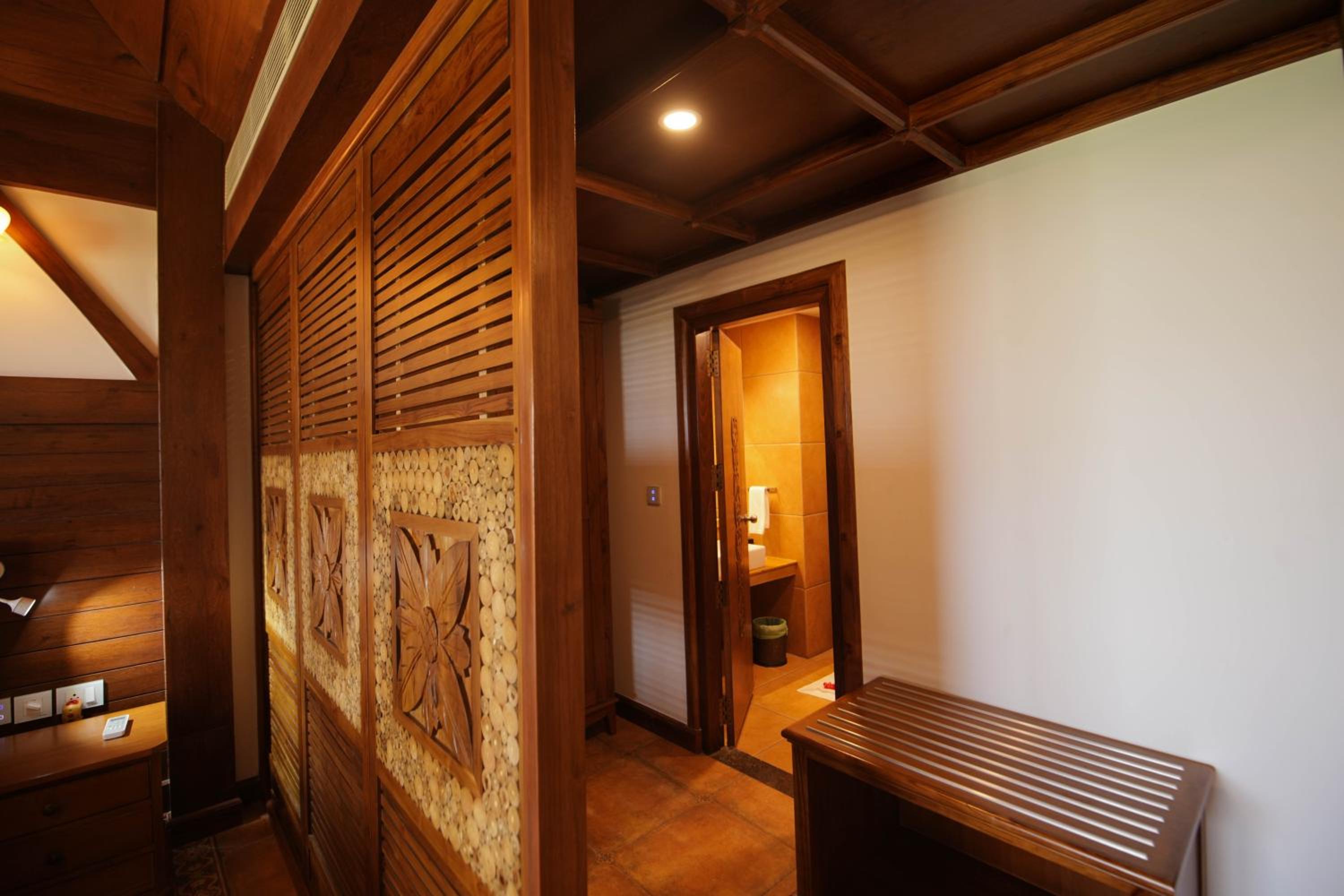 Double Room with Lake View - Photo 9