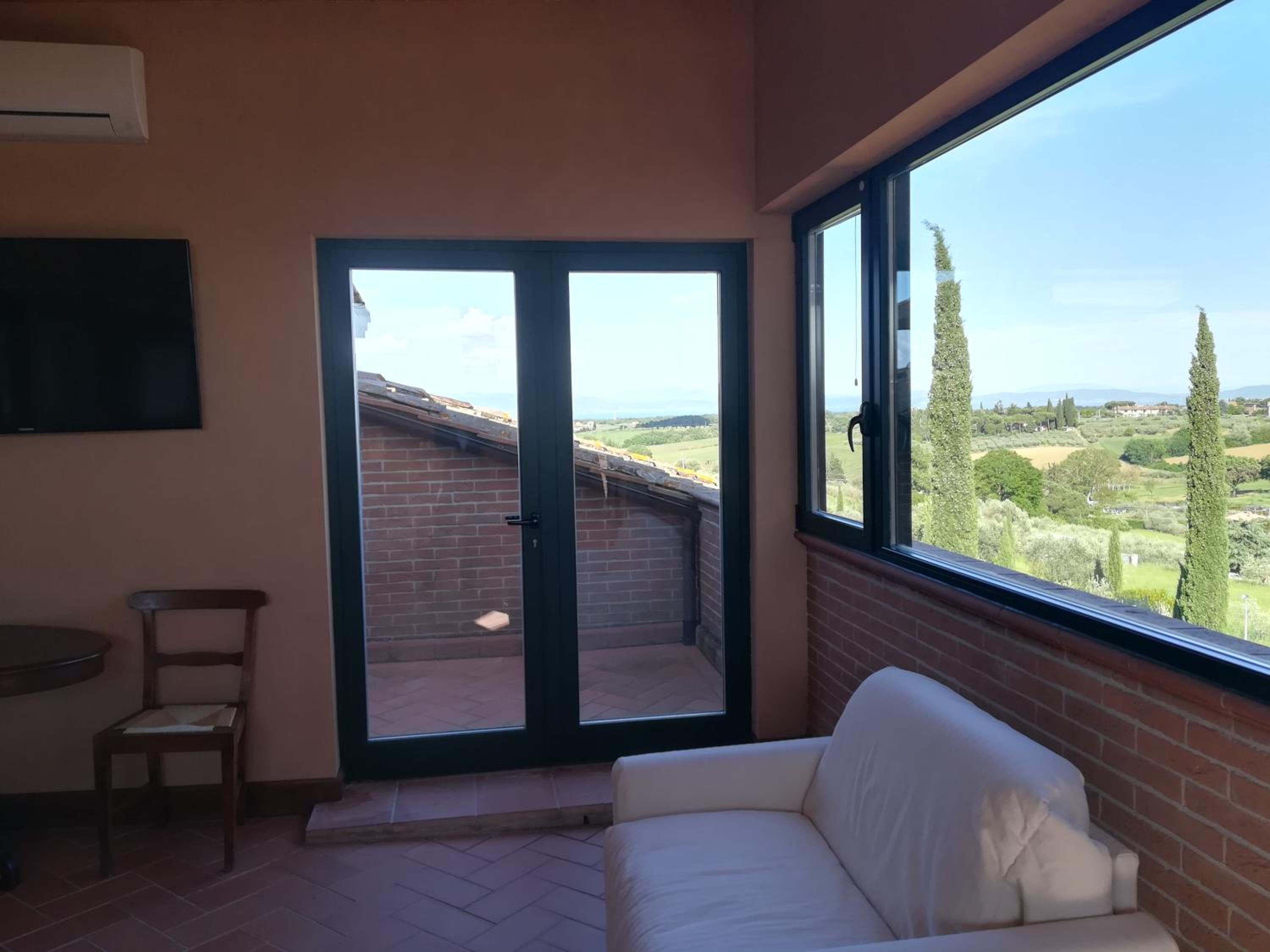 Deluxe Double Room with Balcony - Photo 9