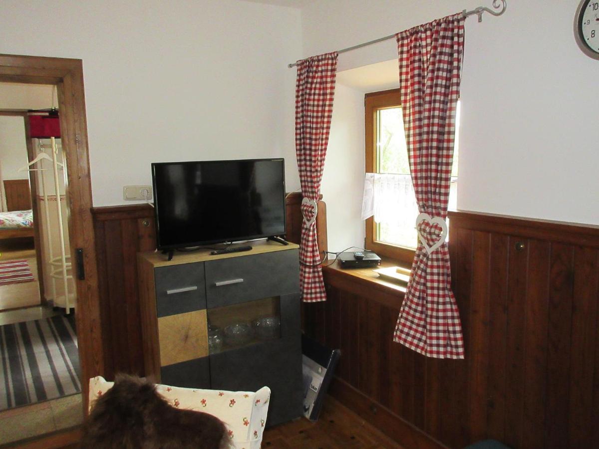 Six-Bedroom House photo 3
