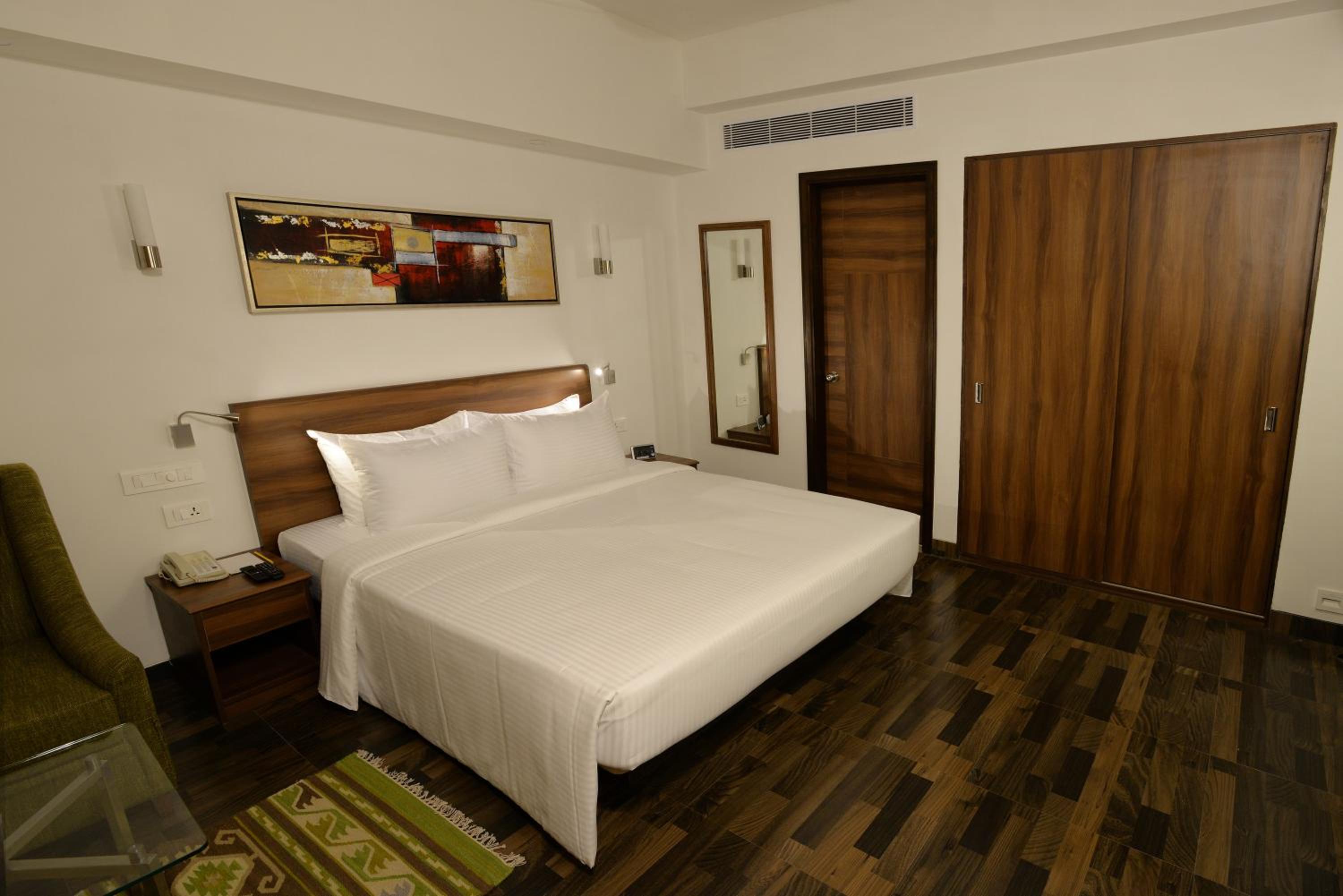 King Suite with Pool View photo 2