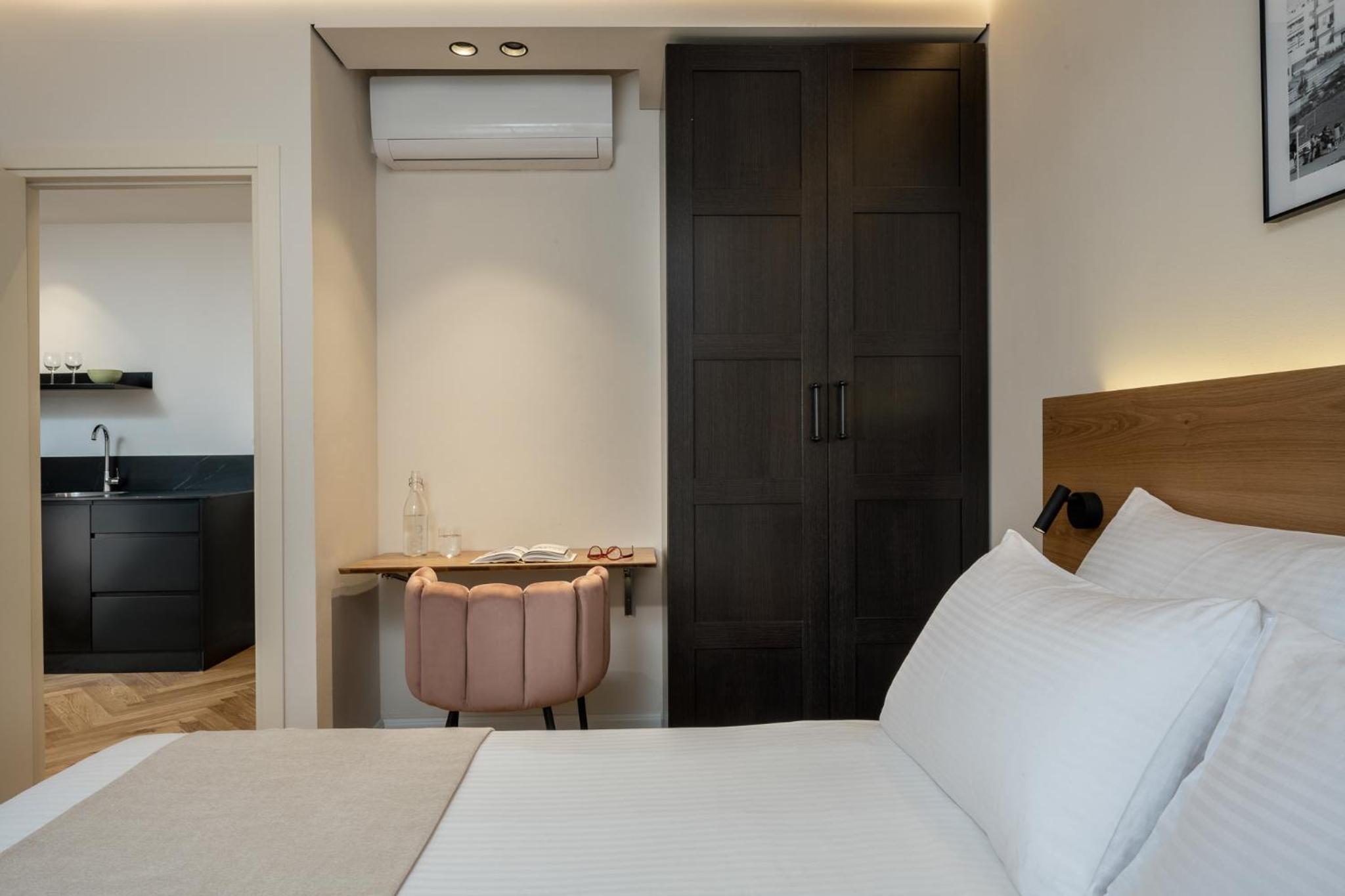 Executive Suite - Photo 4