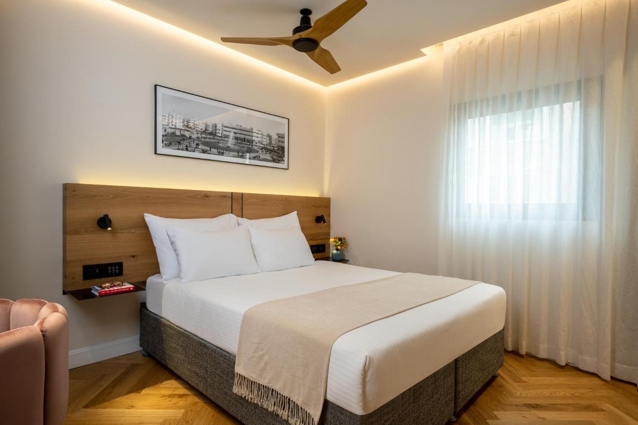 Executive Suite - Photo 2