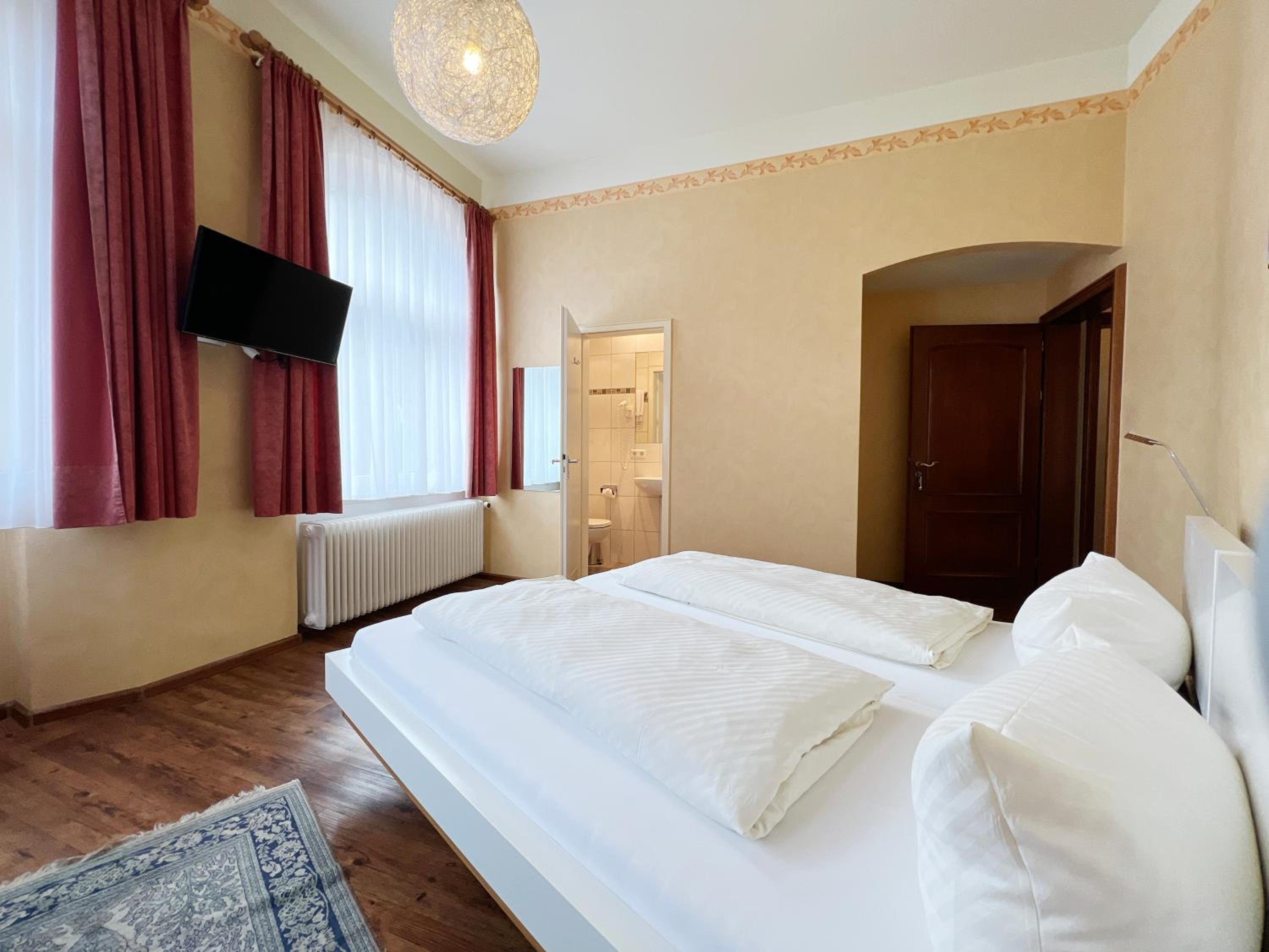 Double Room - Photo 12