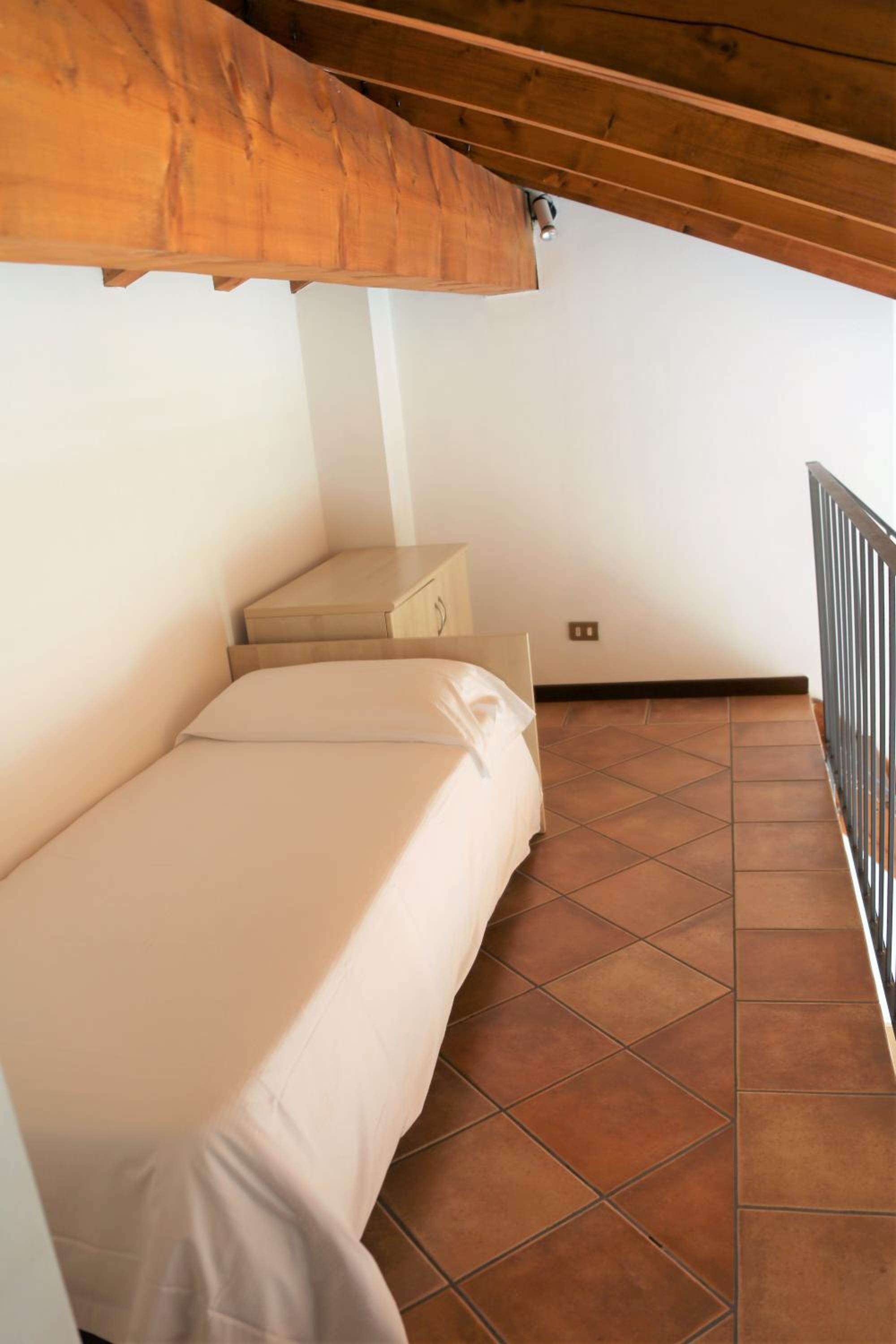 One-Bedroom Apartment without Lake View photo 2
