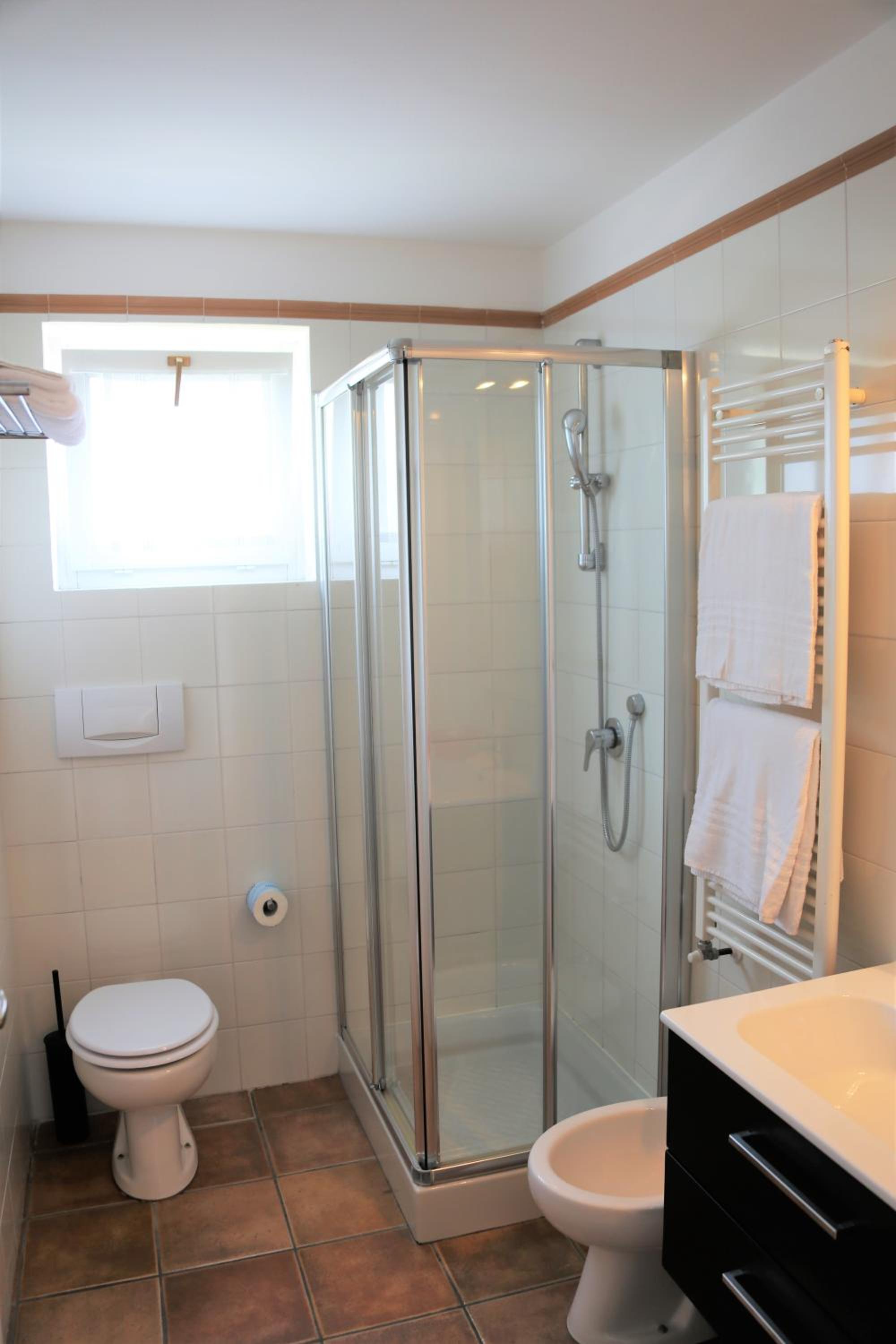 Two-Bedroom Apartment - Split Level without Lake View photo 3