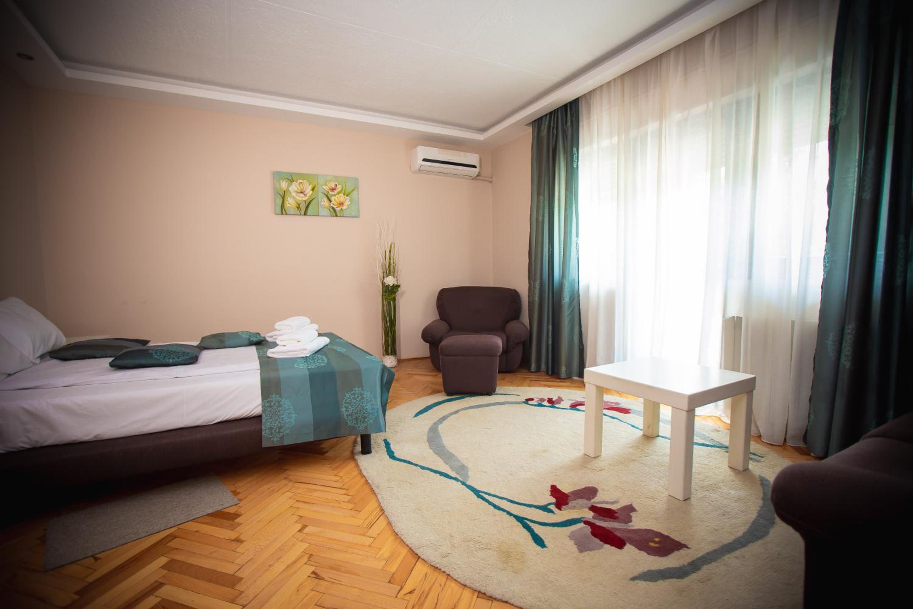 Apartment with Terrace - Photo 4