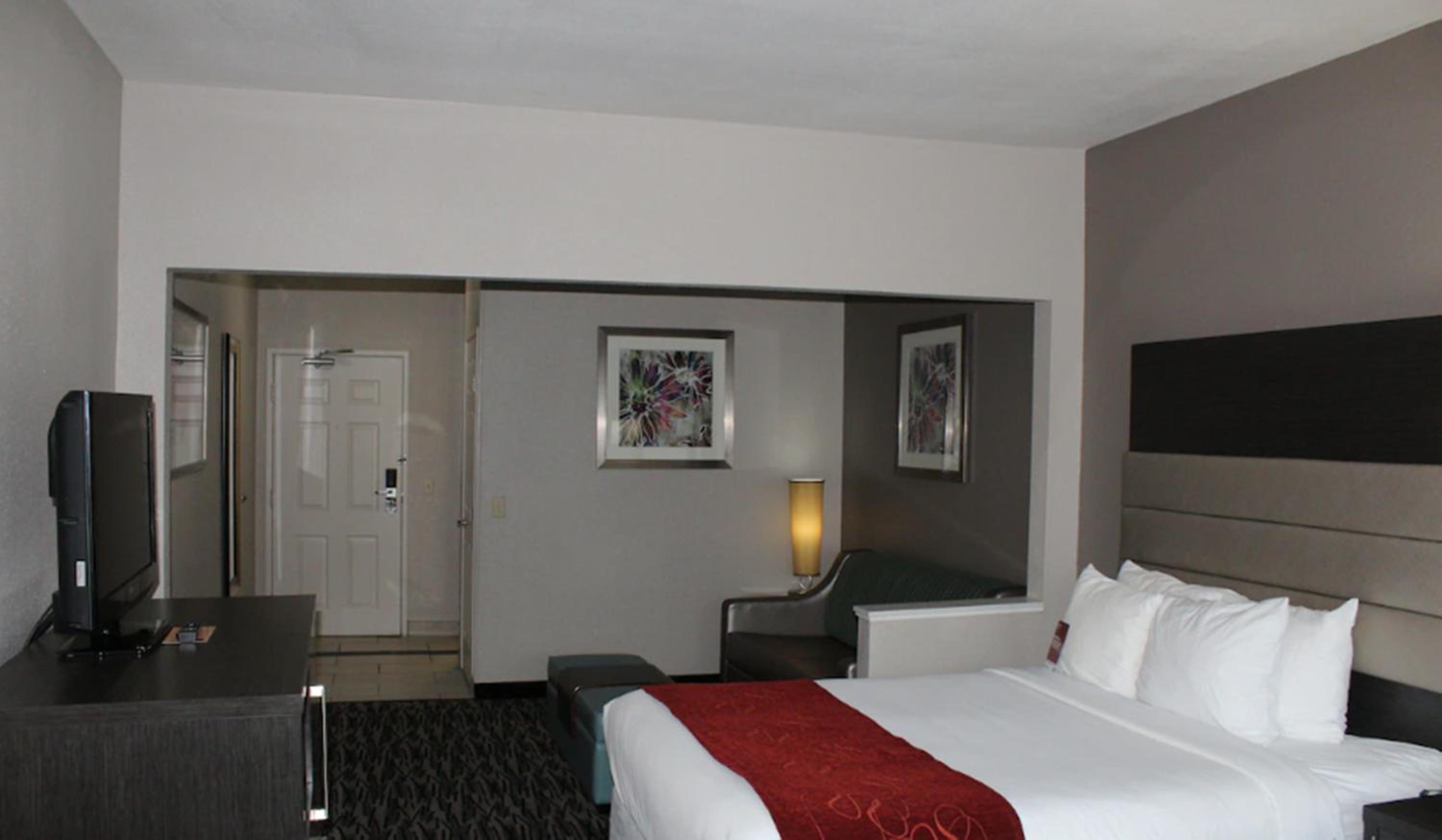 King Suite - Non-Smoking - Photo 5