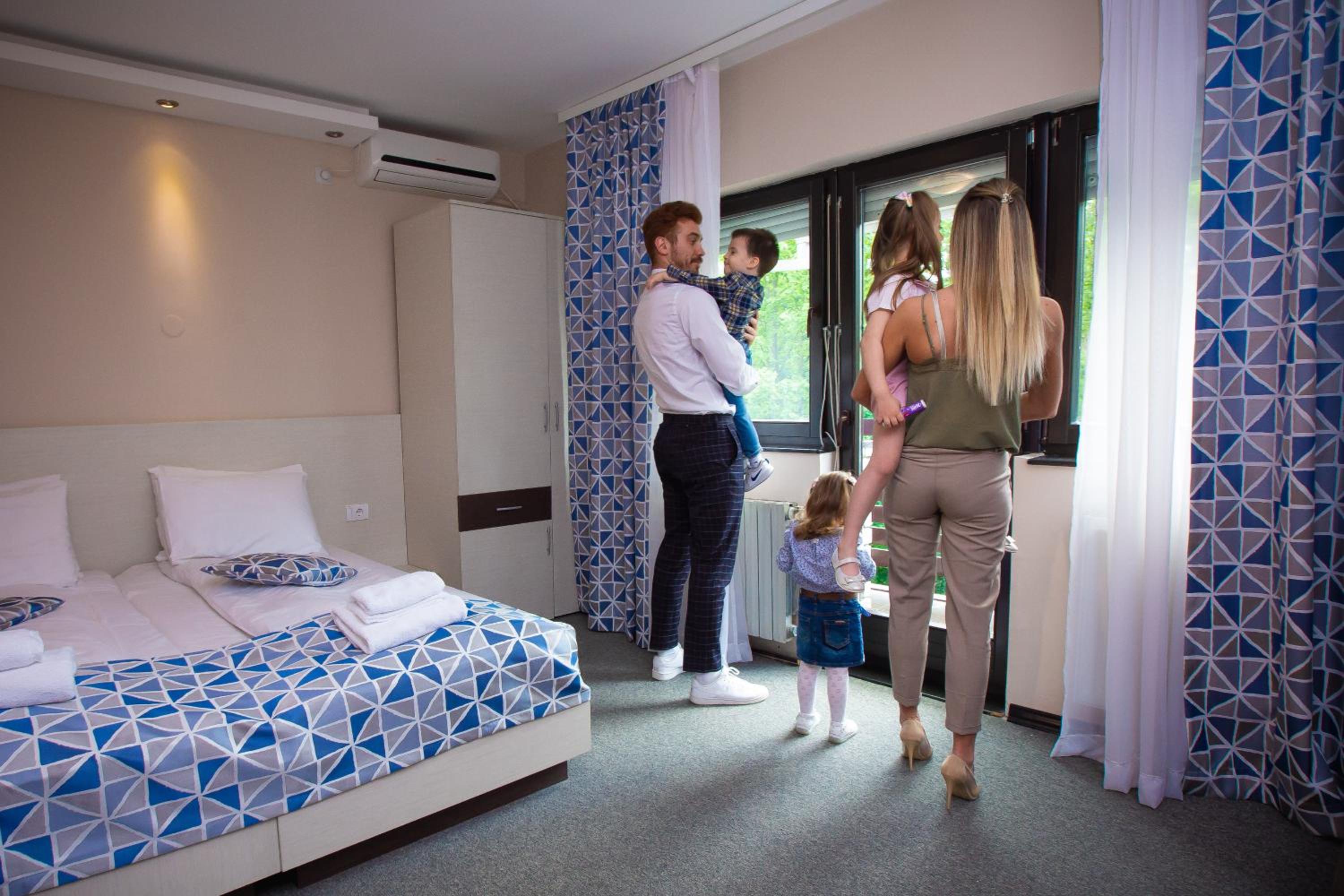 Deluxe Double or Twin Room with Balcony - Photo 9