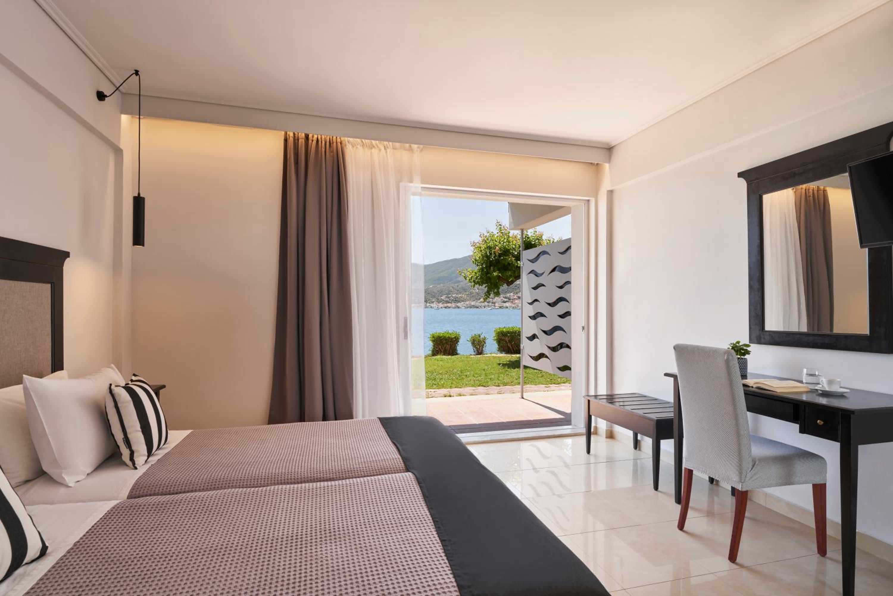 Double Room with Sea View - Photo 9
