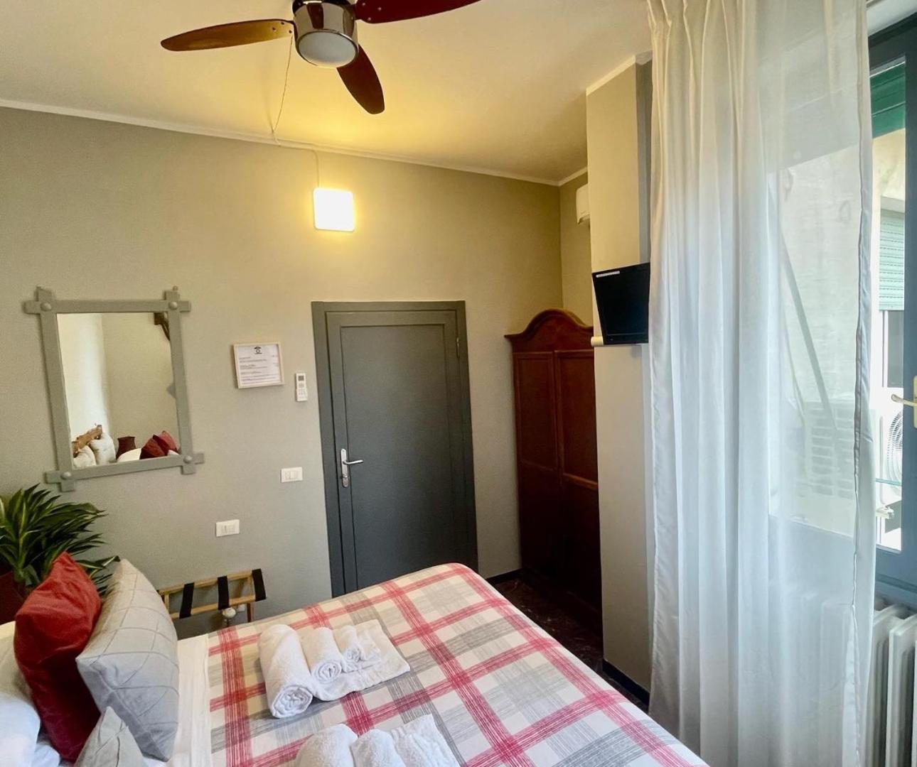 Double Room with Private External Bathroom photo 2