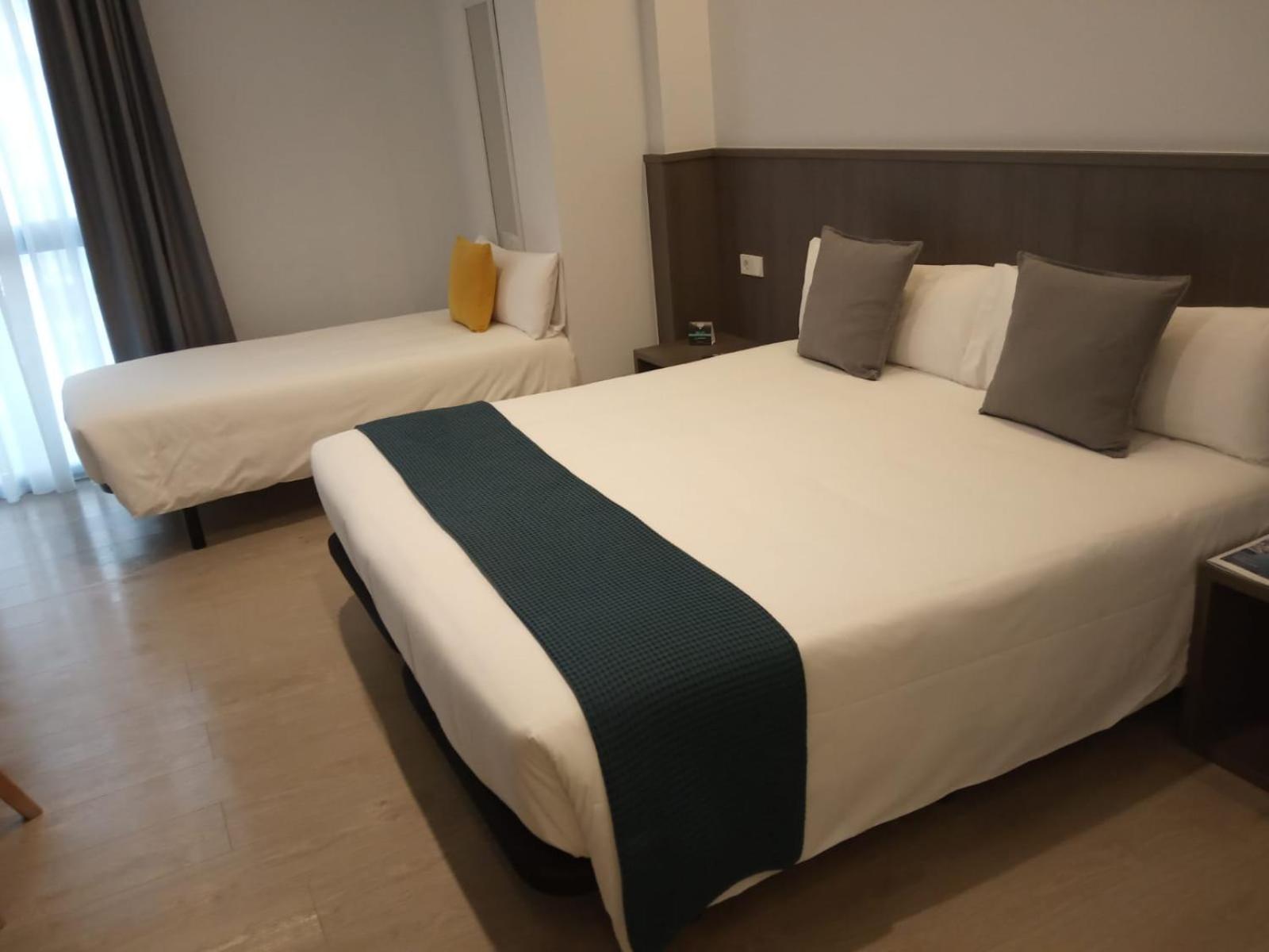 Twin Room with Extra Bed photo 2