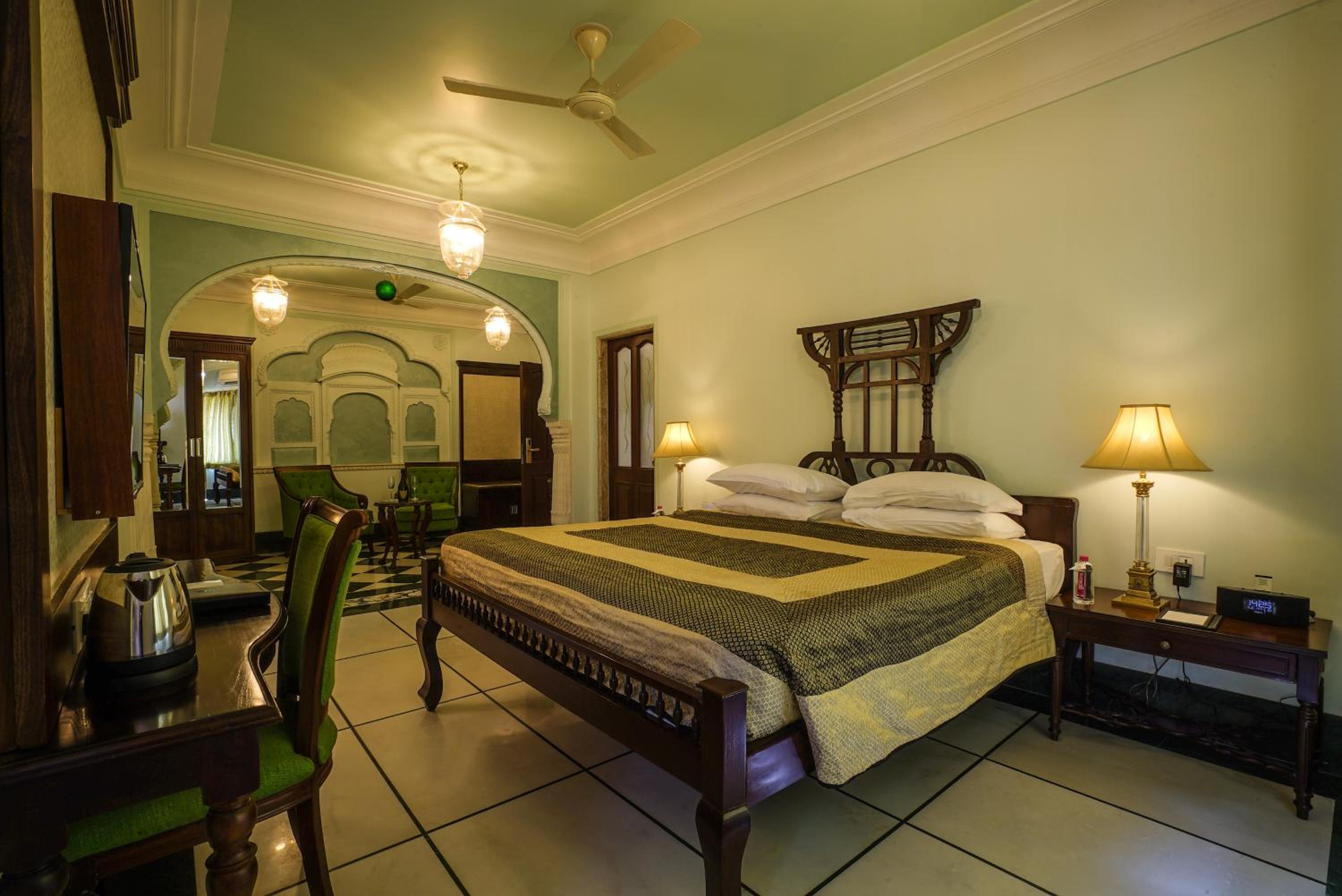 Suite: 20% off on session of Spa, 10% off on food & beverage services, 15 % off On Laundry