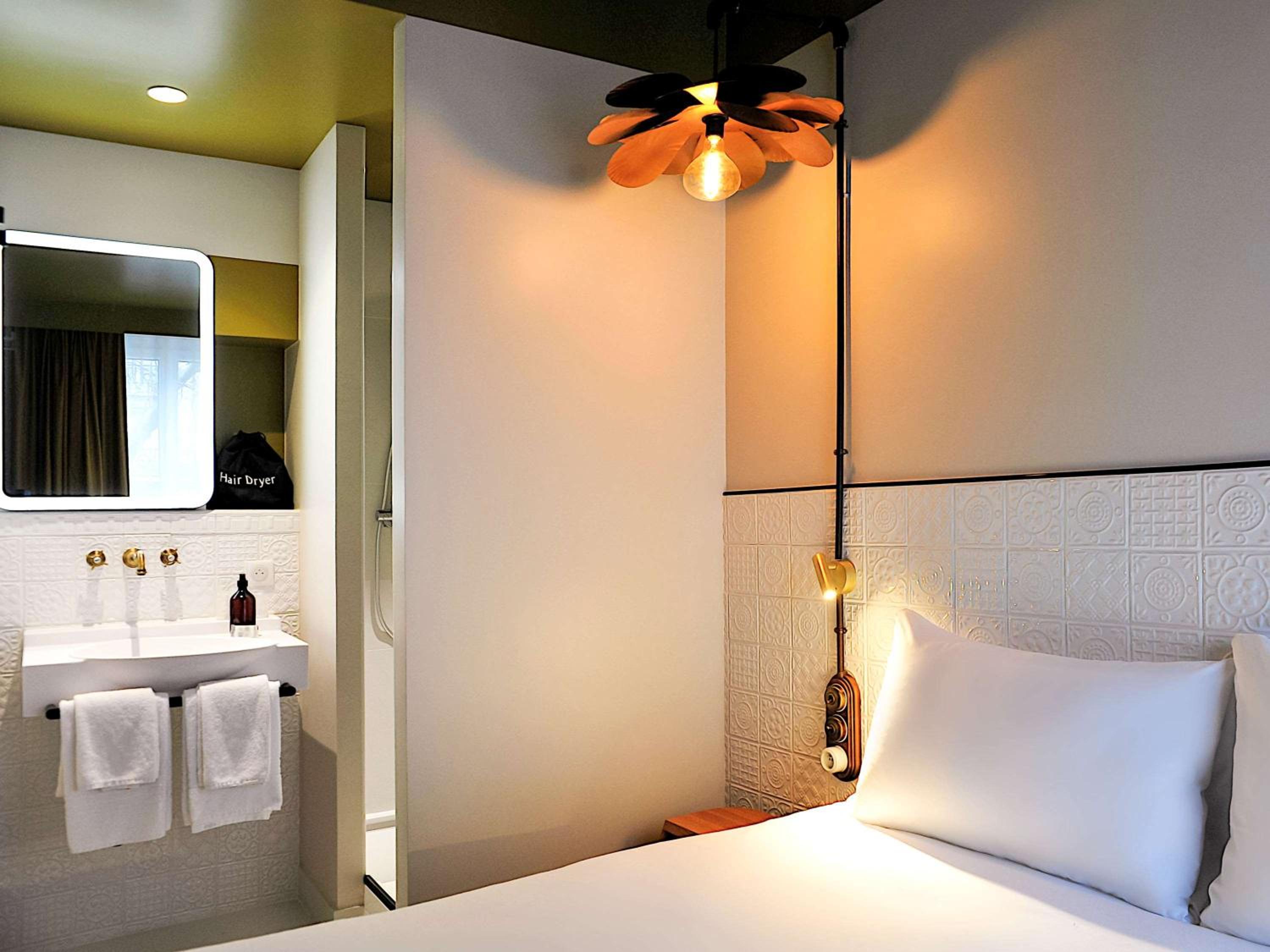 Standard Double Room thumbnail 6