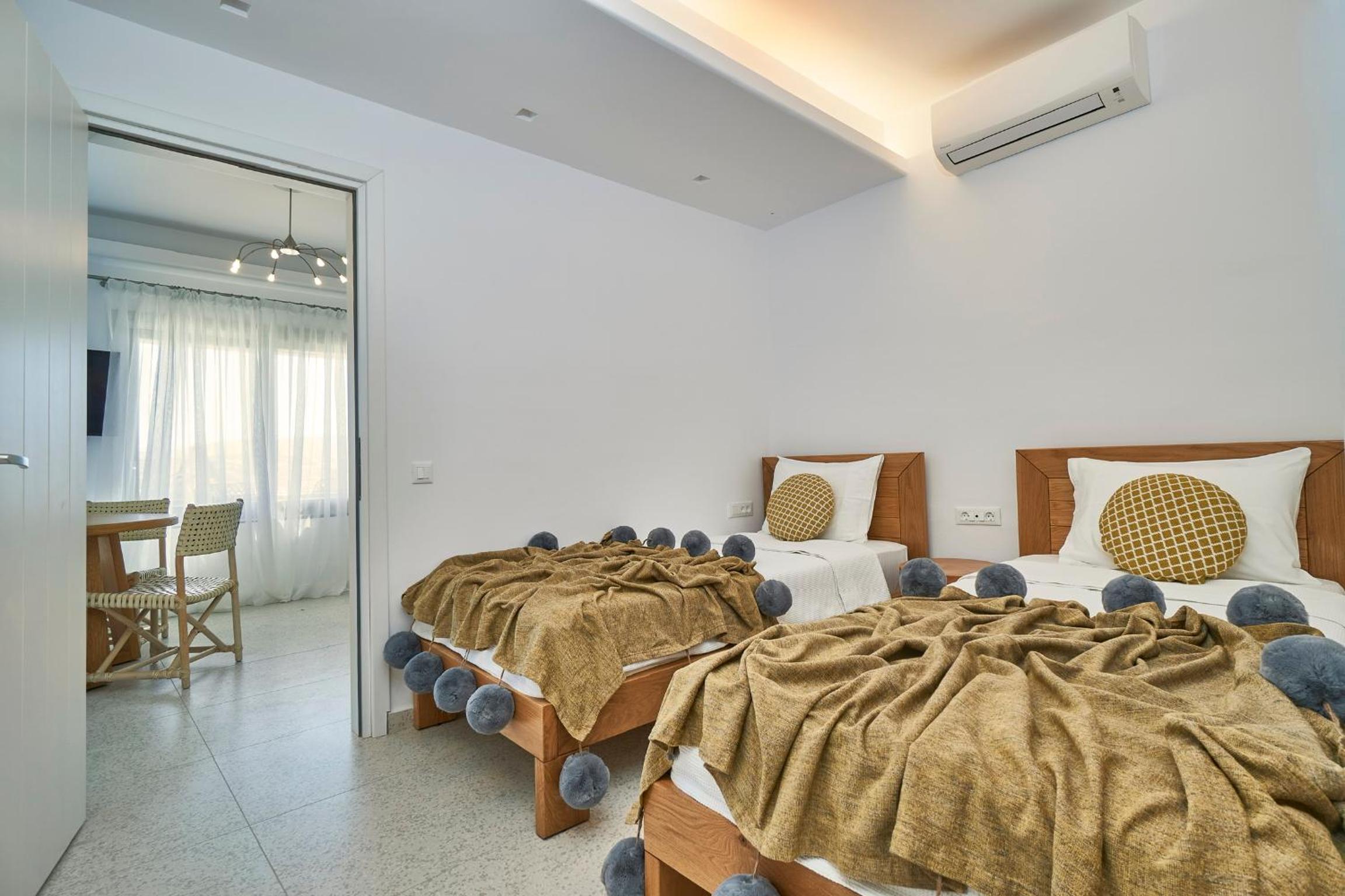 Villa with Private Pool - Photo 11