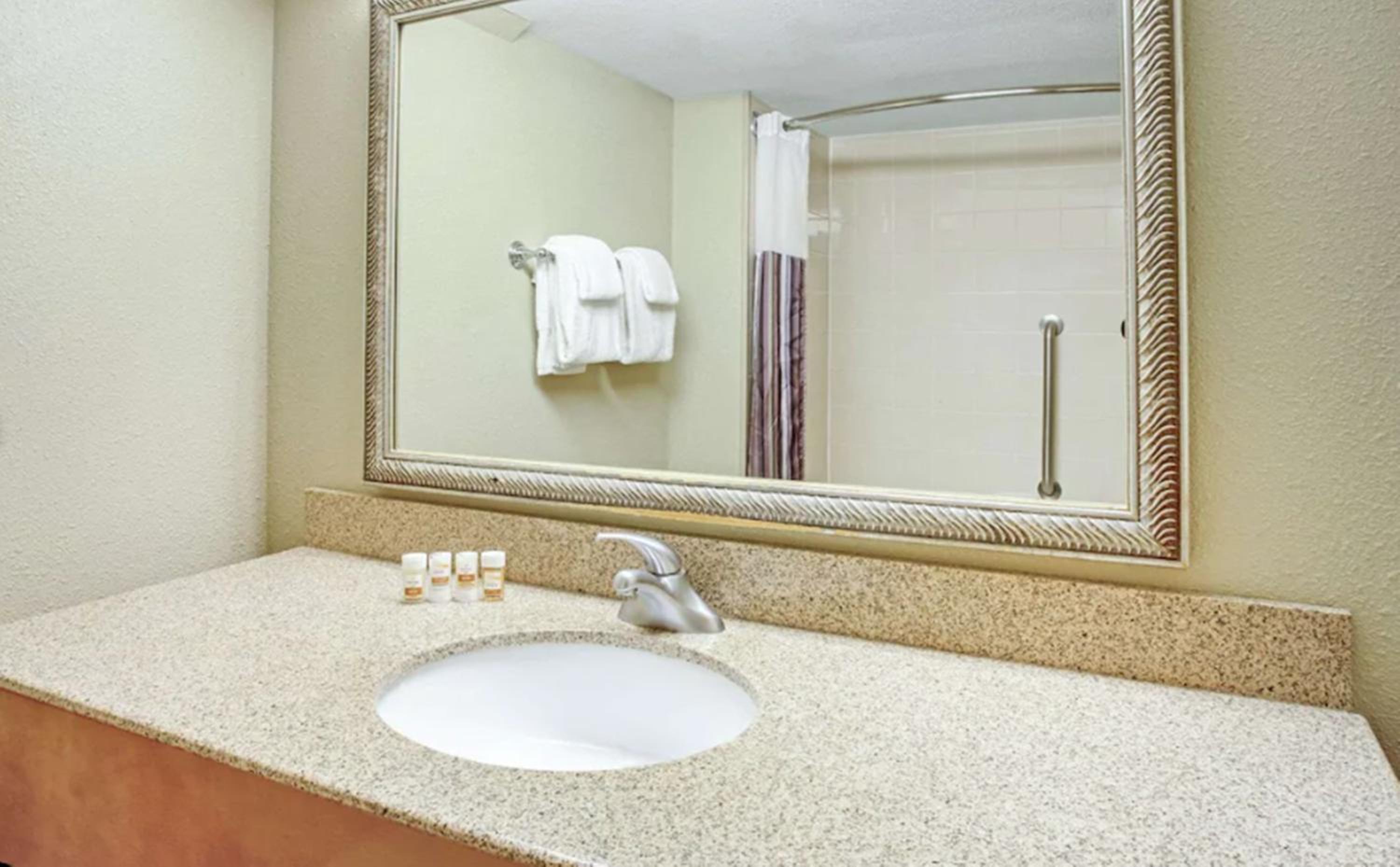 King Room with Mobility/Hearing Impaired Access - Non-Smoking - Photo 4