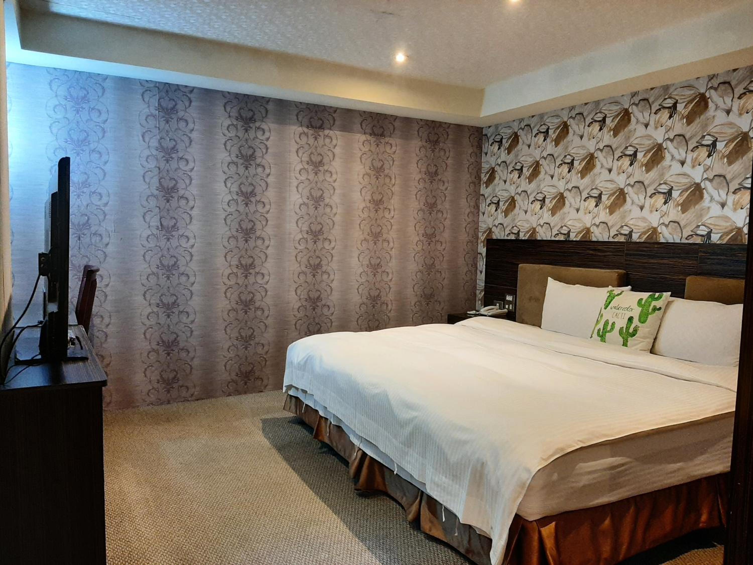Standard King Room - No Window photo 2