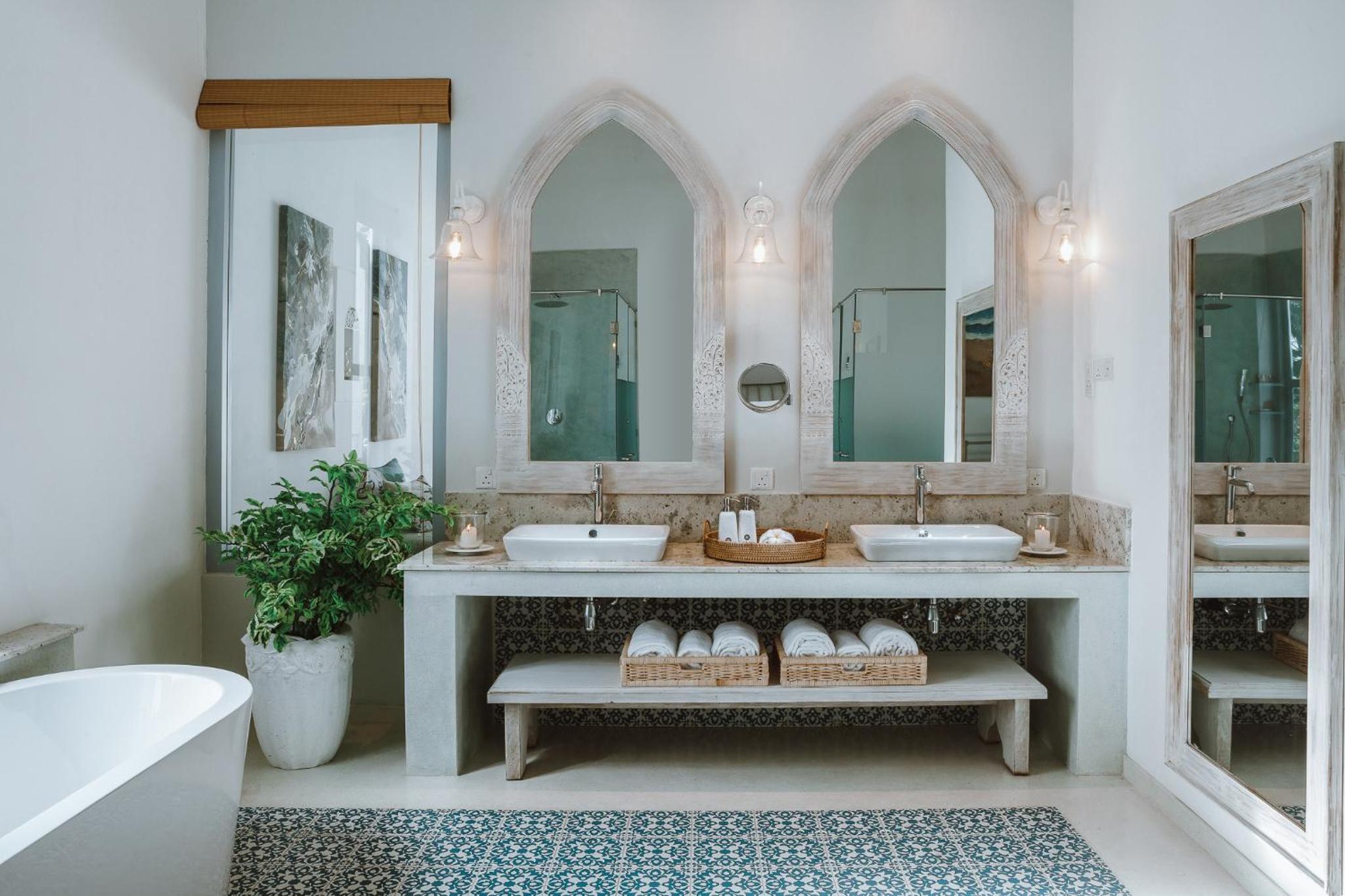 Super Deluxe with Bath - 1st Floor photo 3