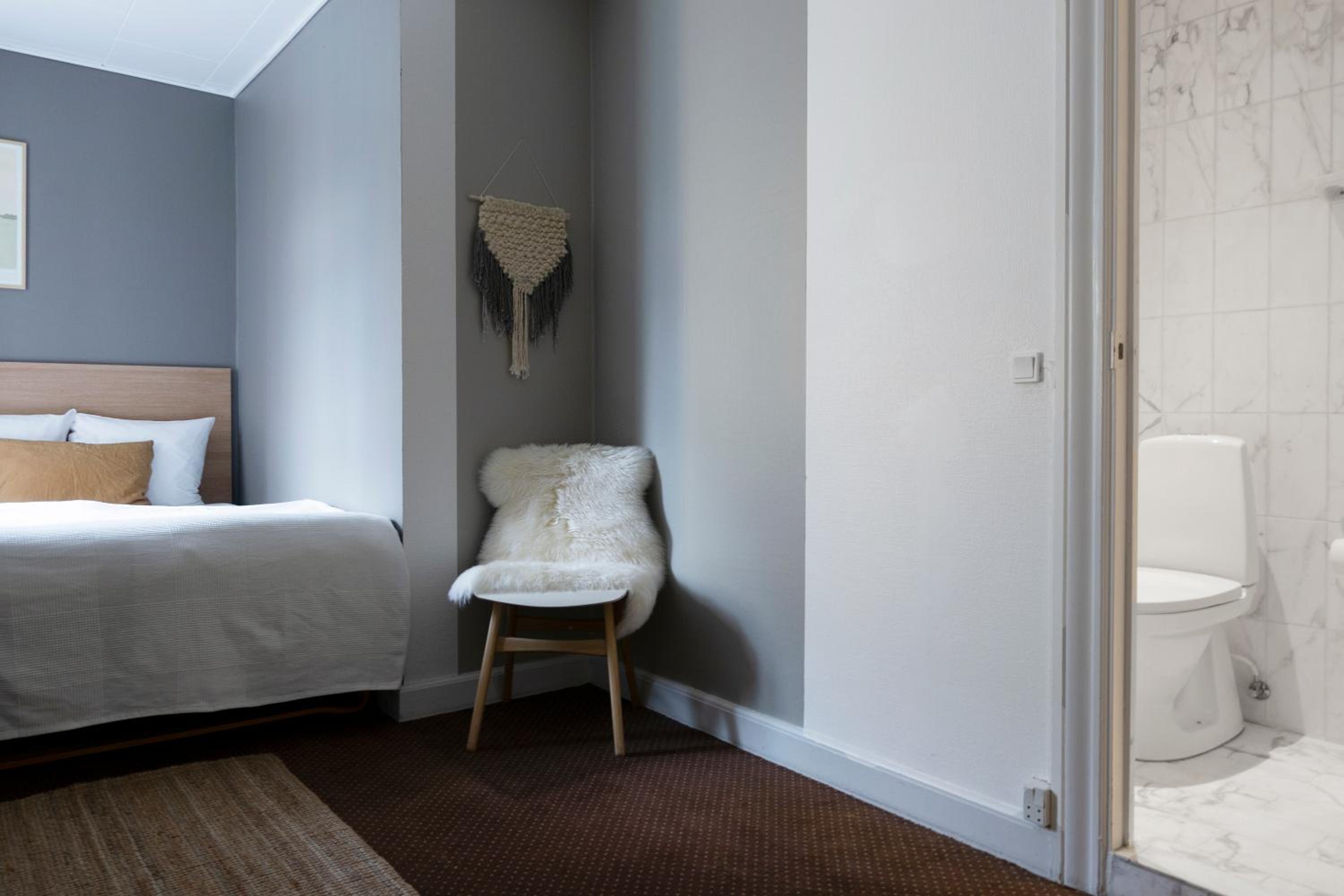 Single / Small Double Room - Photo 8