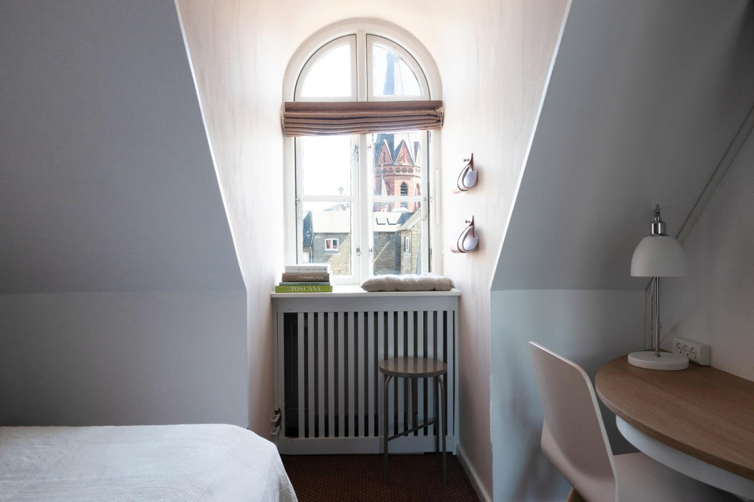 Standard Double Room - Photo 16