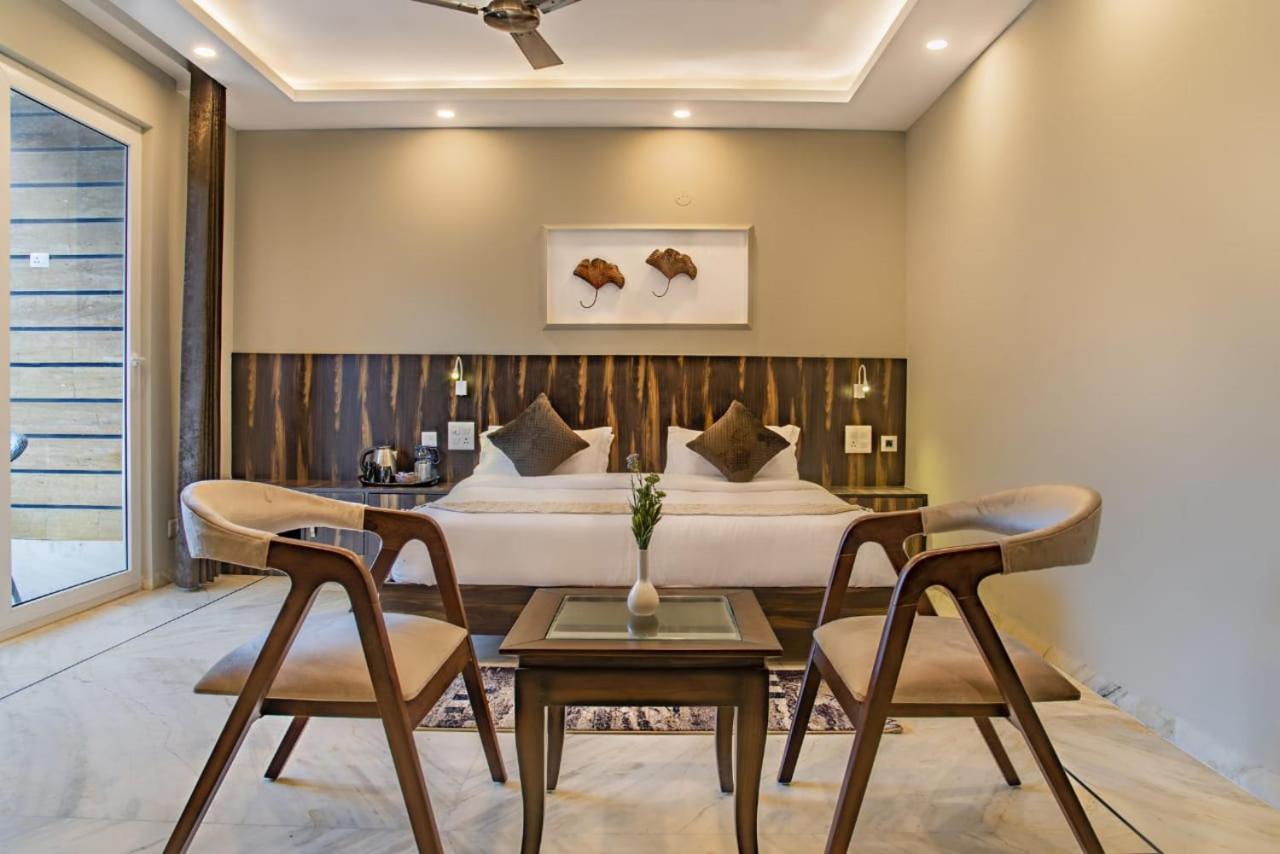 King Room with Balcony - Photo 3