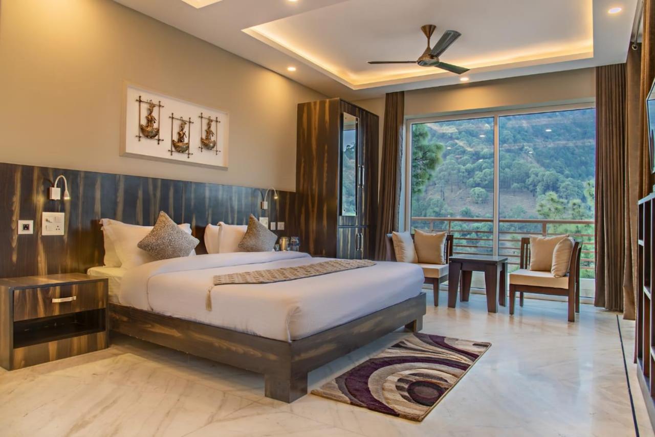 King Room with Balcony - Photo 12
