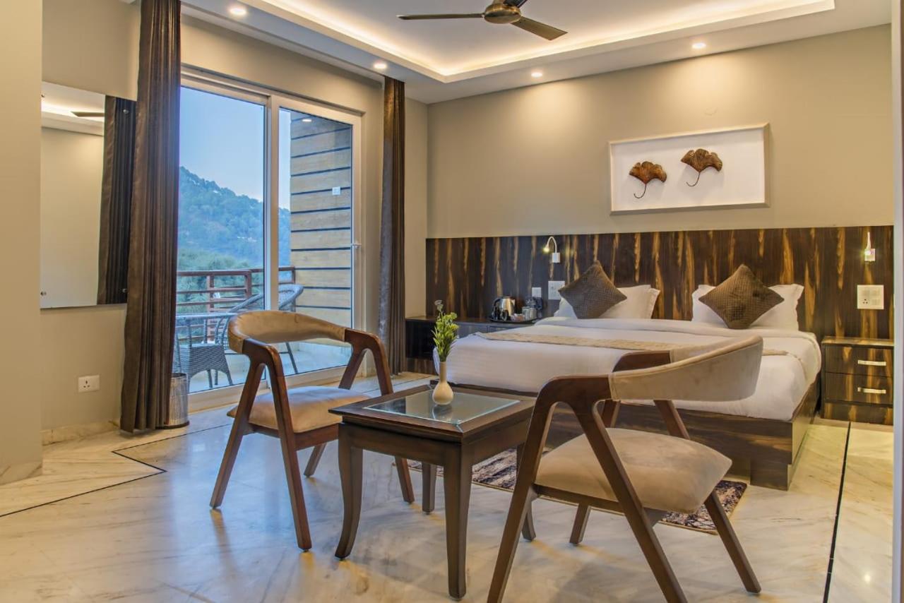 King Room with Balcony - Photo 13