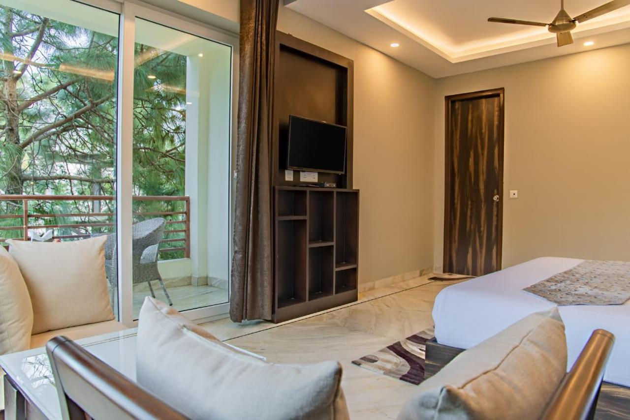 King Room with Balcony - Photo 4