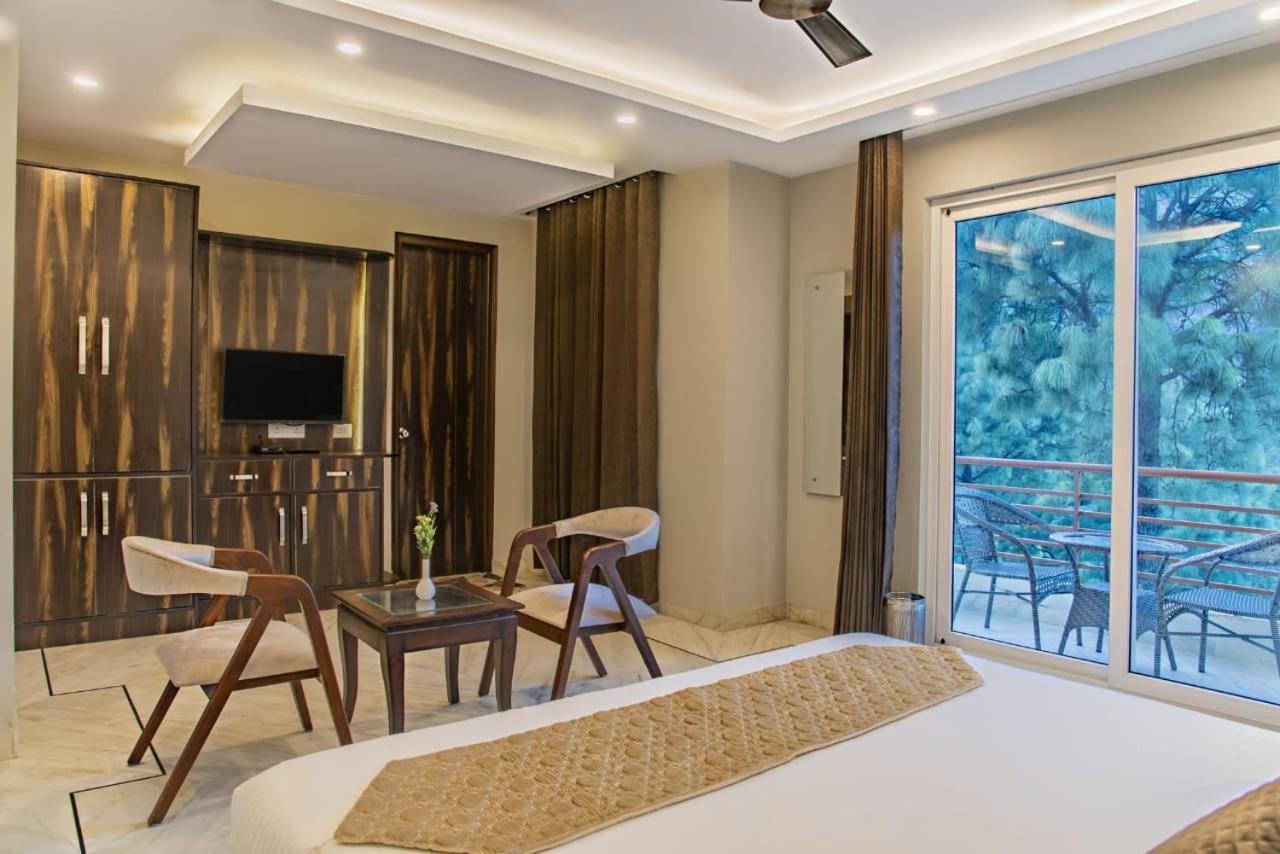 King Room with Balcony - Photo 15