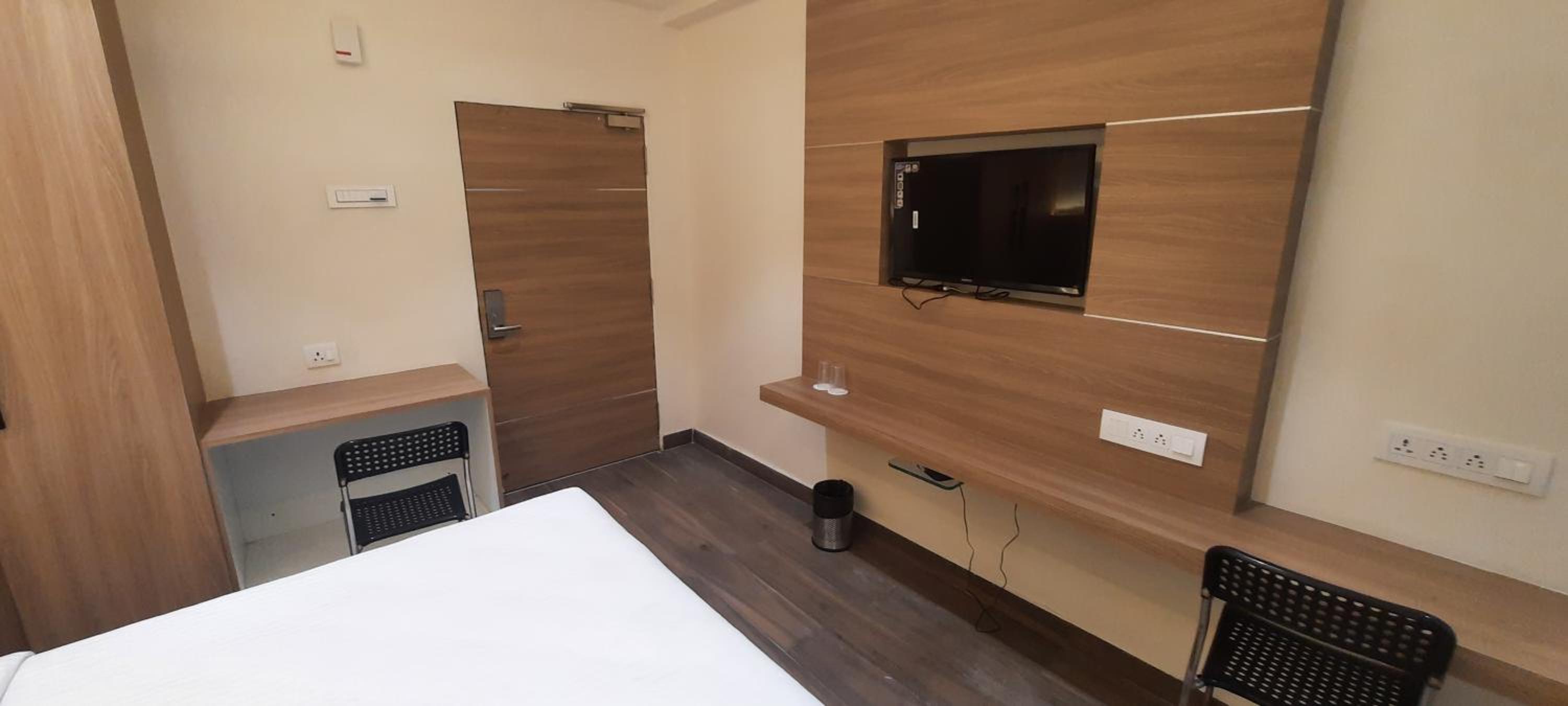 Deluxe Room - Photo 6
