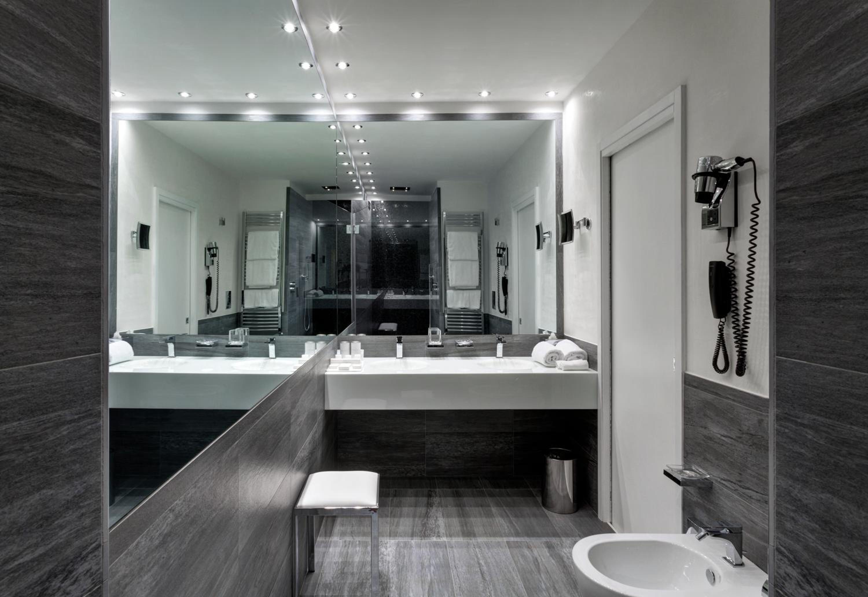 Superior Suite with Spa Access - Photo 4