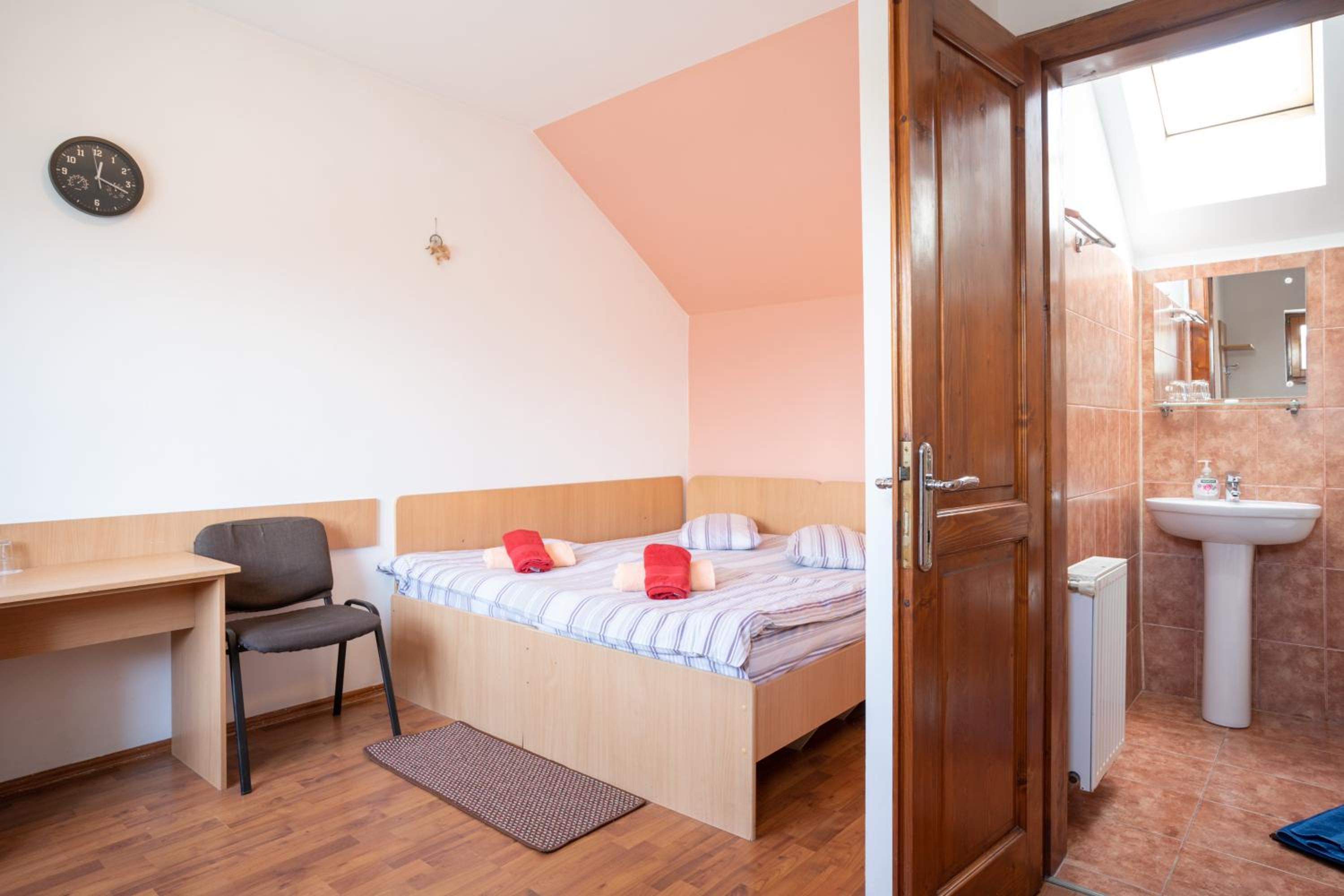 Double or Twin Room - Photo 8