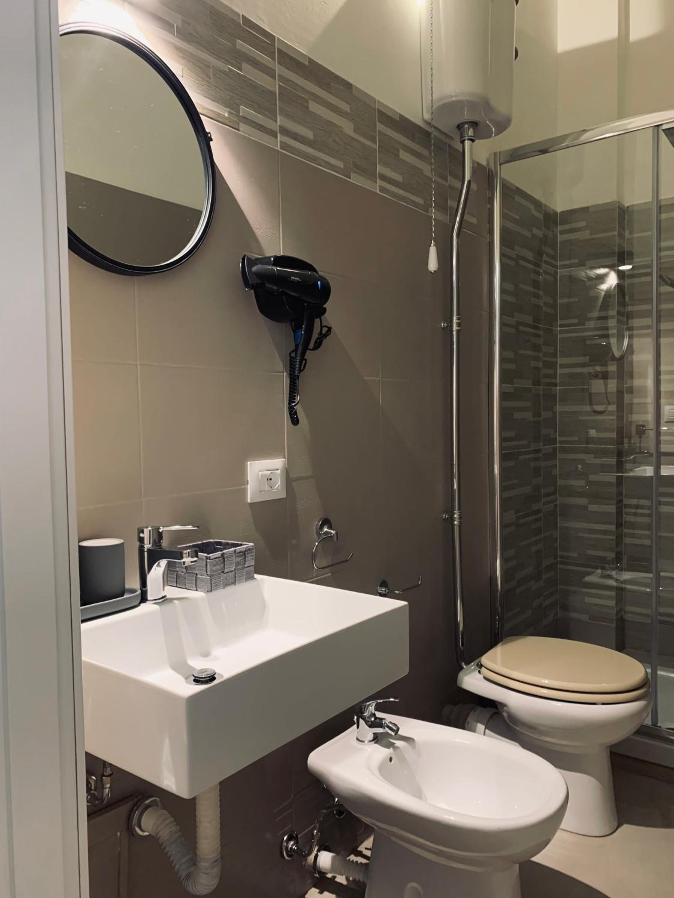 Double Room with Private Bathroom - Photo 9