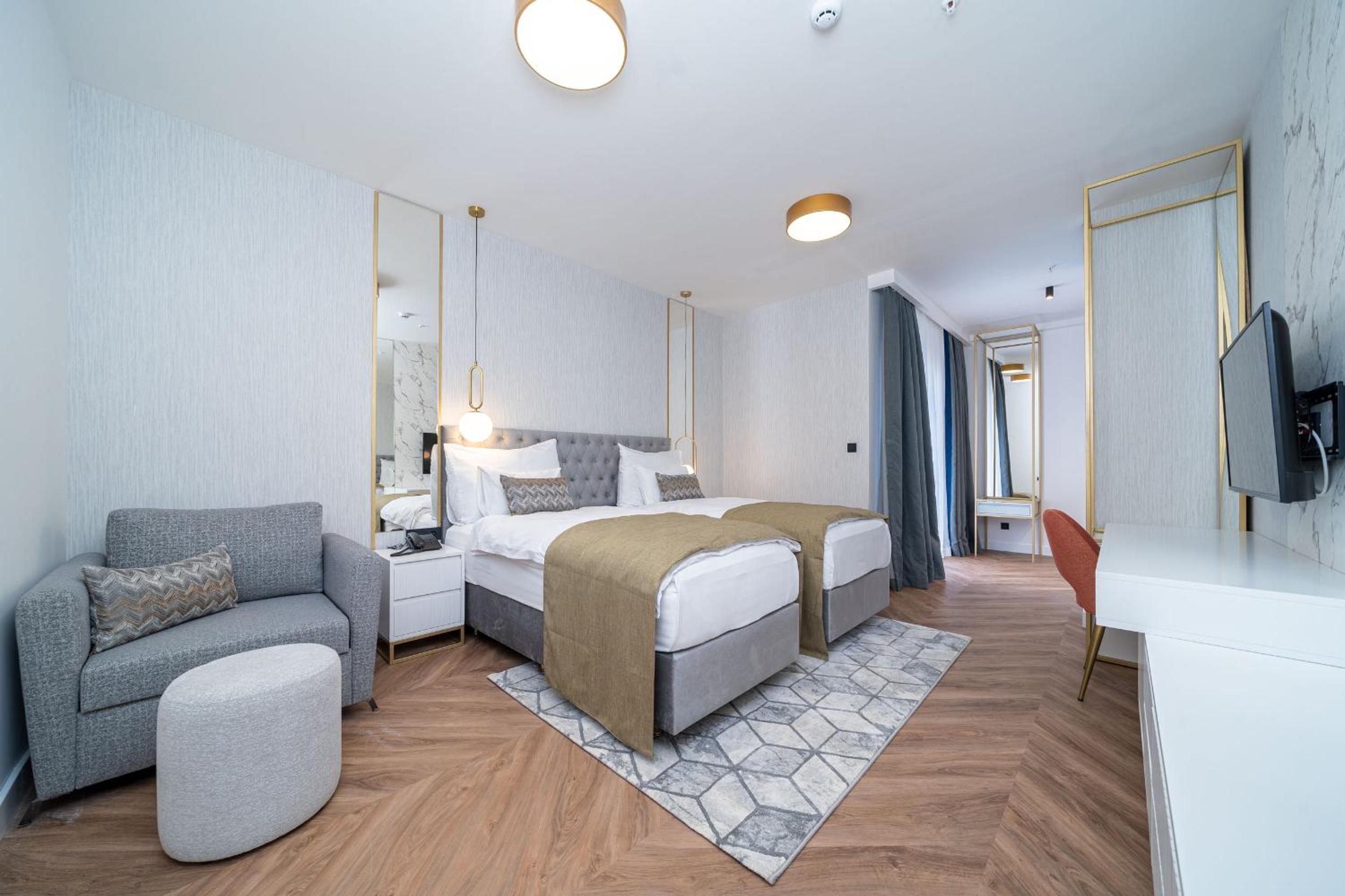 Double Room with Extra Bed - Photo 1