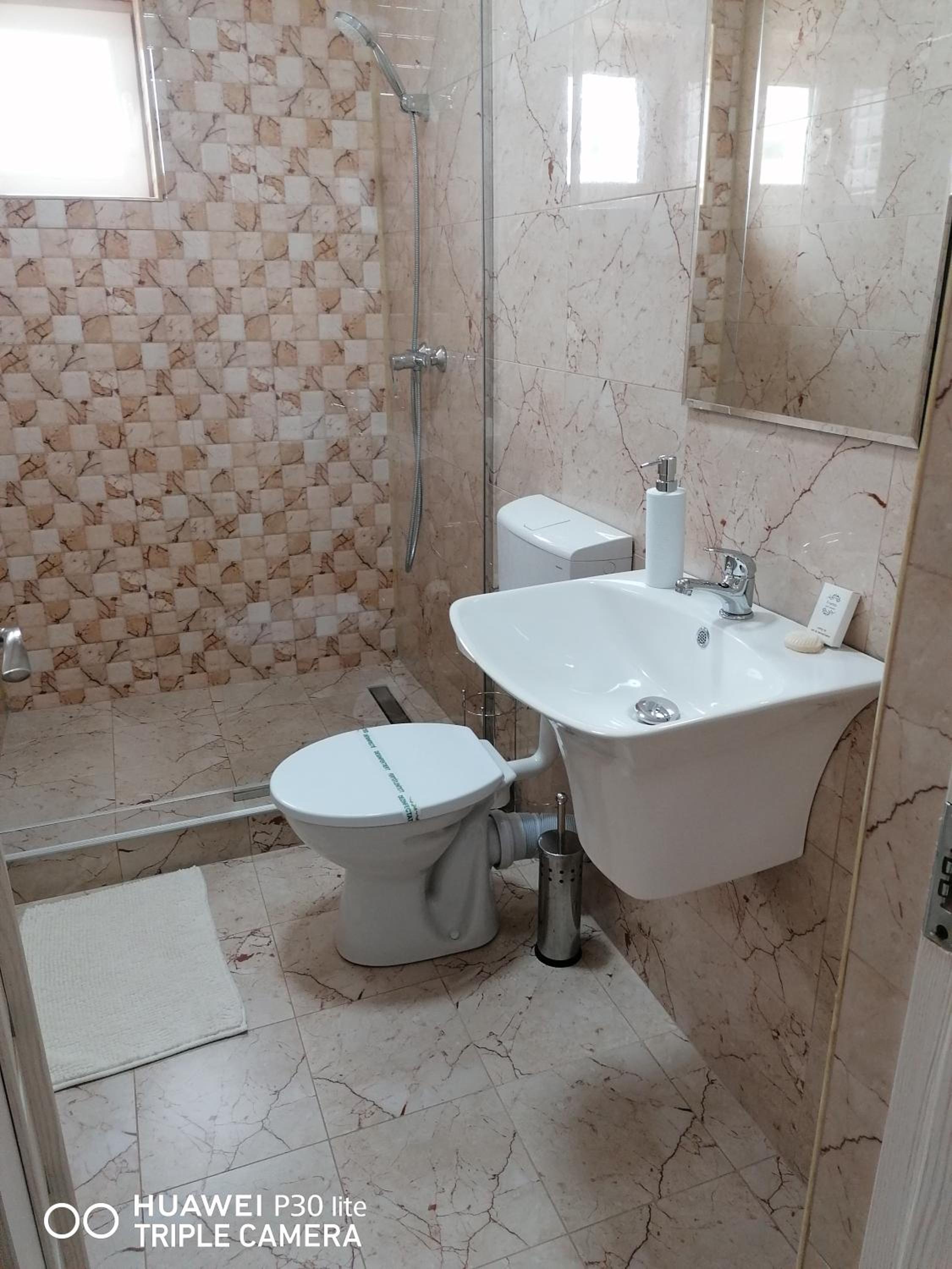 Double Room - Photo 6