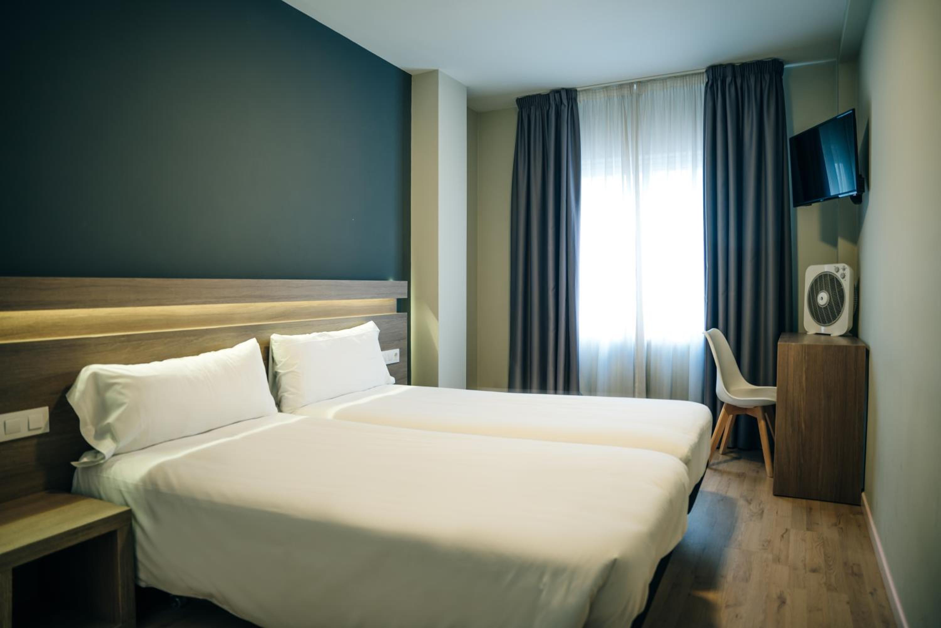 Standard Double or Twin Room - Photo 12